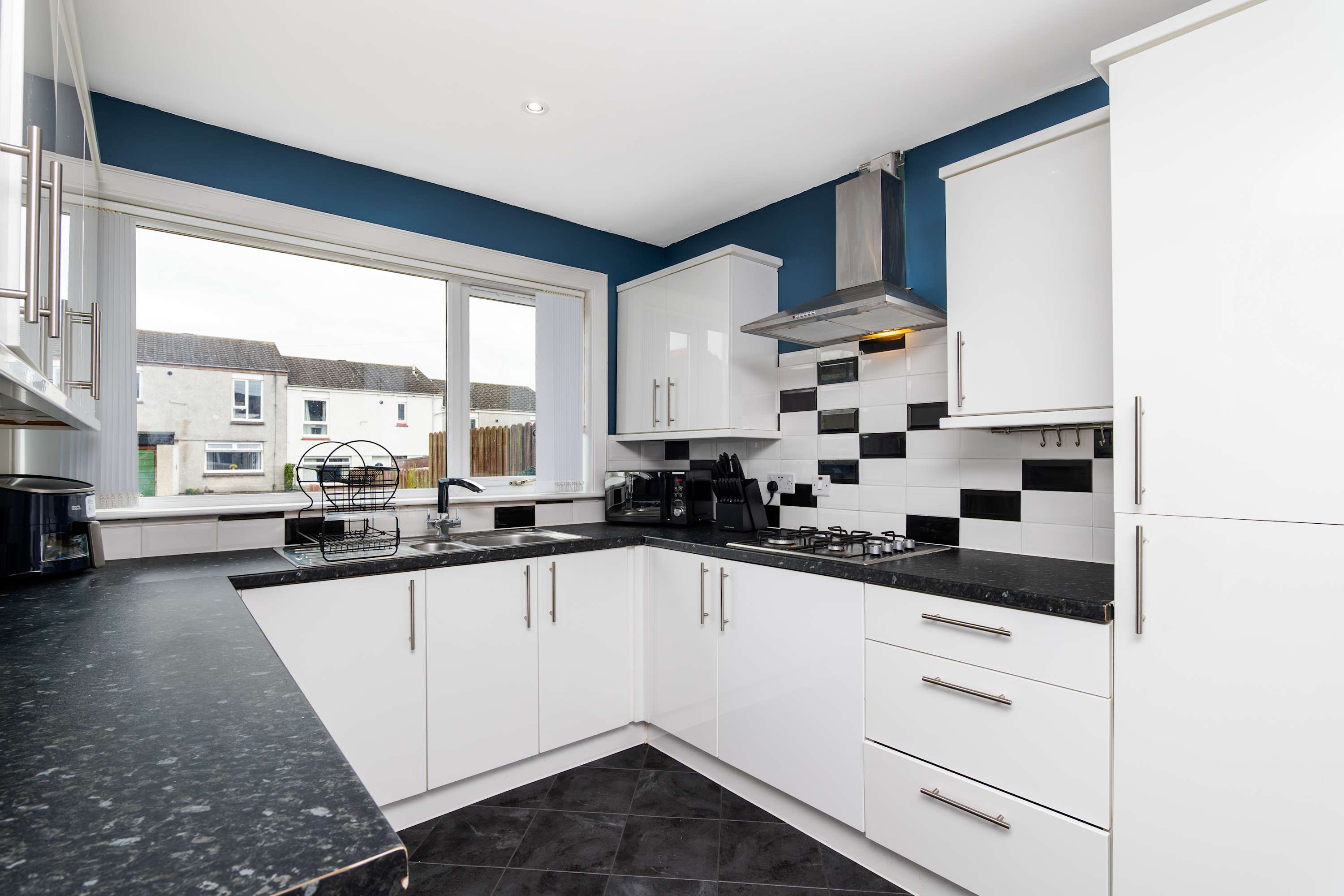 View Fife Coast Stay with Parking & Garden in Rosyth - WiFi in Syme Place KY11 2SG Fife Coast Stay with Parking & Garden in Rosyth - WiFi in Syme Place KY11 2SG - Property image 17 - VivreStays
