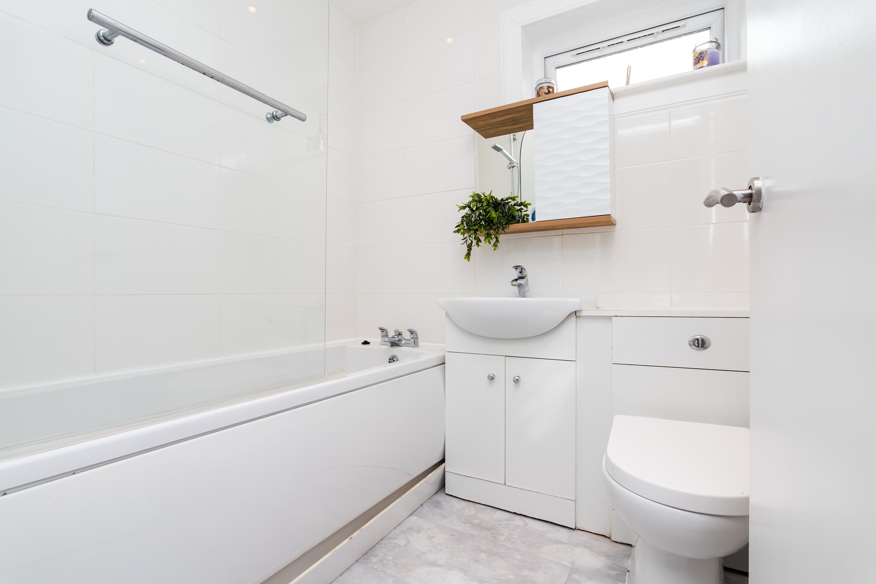 View Fife Coast Stay with Parking & Garden in Rosyth - WiFi in Syme Place KY11 2SG Fife Coast Stay with Parking & Garden in Rosyth - WiFi in Syme Place KY11 2SG - Property image 7 - VivreStays