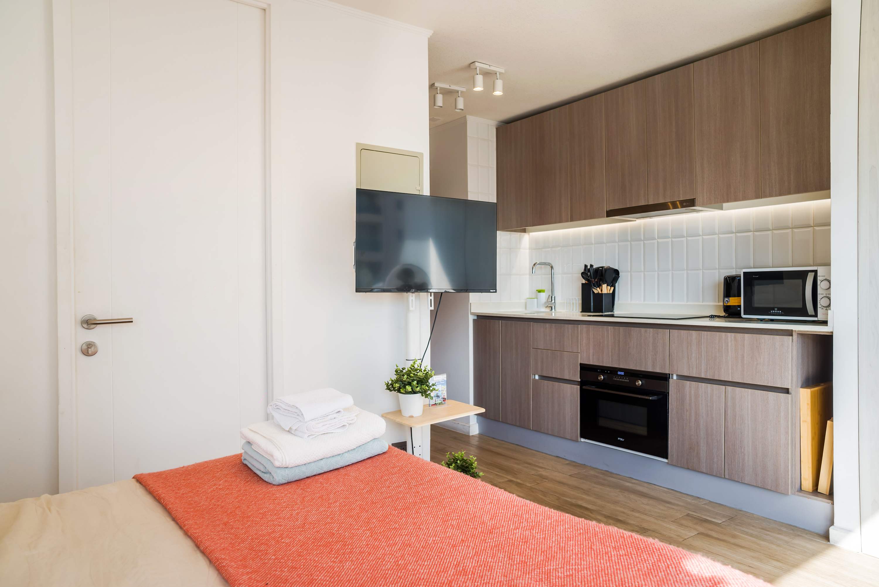 Nunoa Studio: Modern Design, BBQ & City Views!