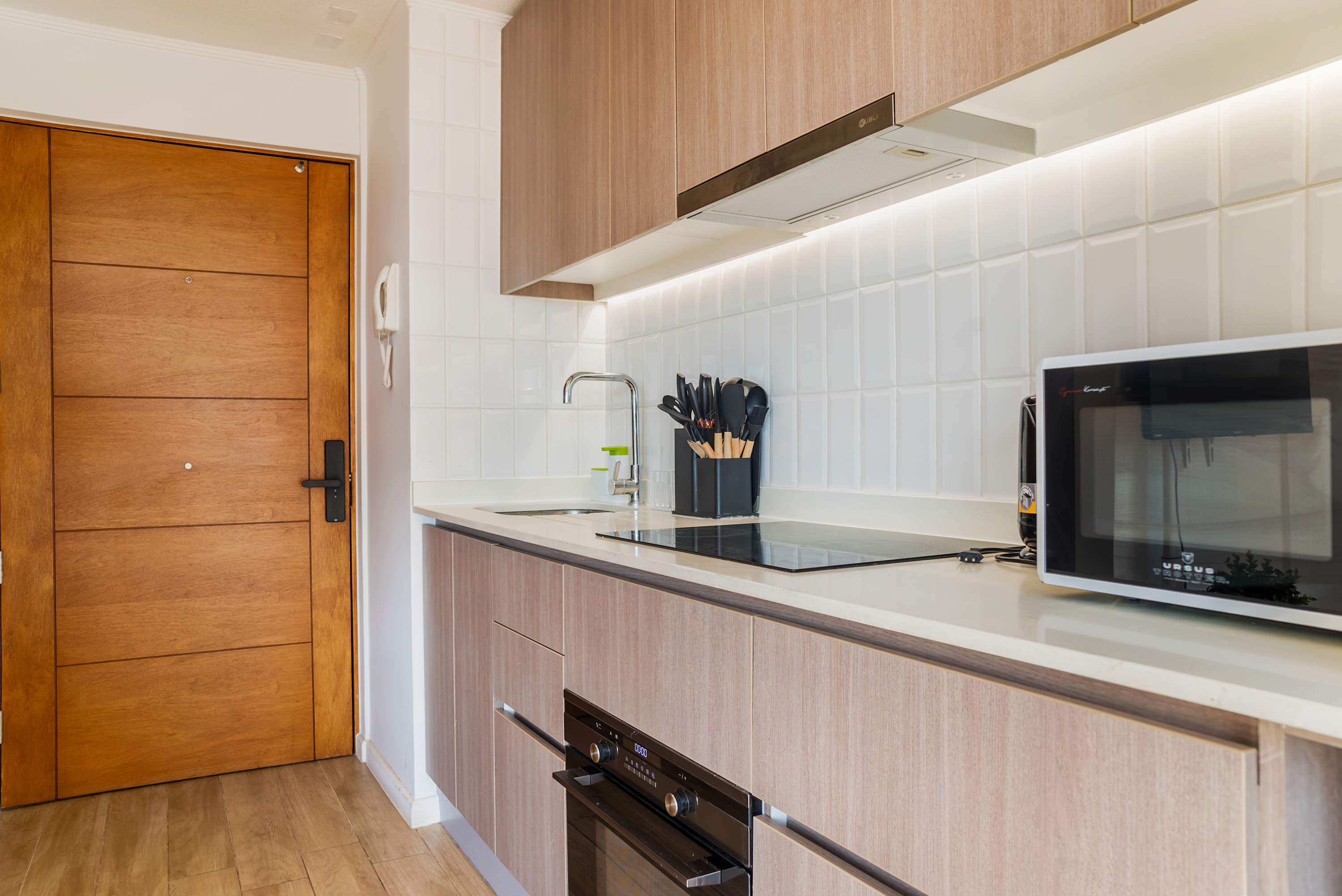 Nunoa Studio: Modern Design, BBQ & City Views!