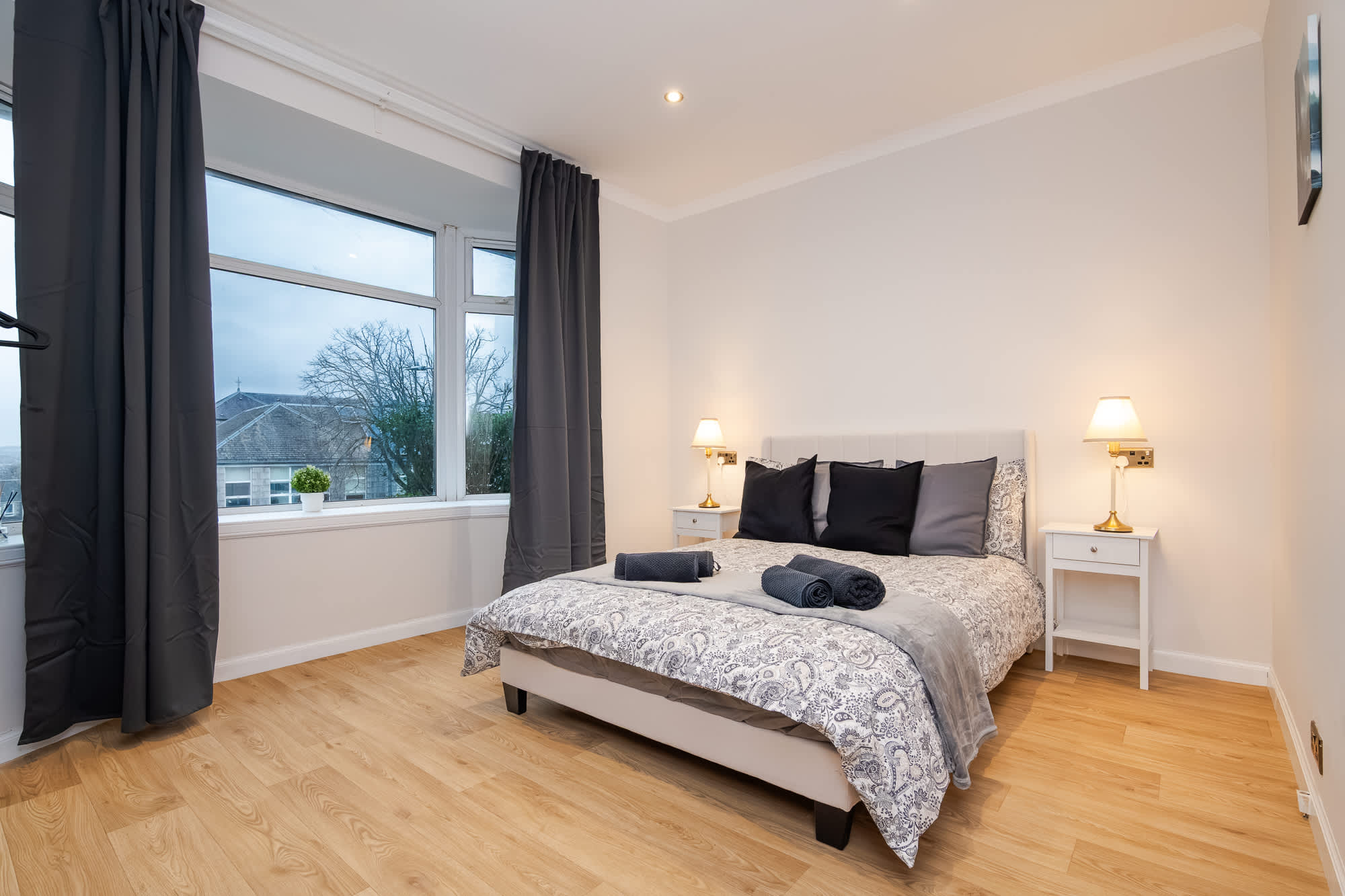 Aberdeen Home w/ Parking Near Centre, Harbour & Airport  - Fast WiFi serviced apartment - Aberdeen - VivreStays