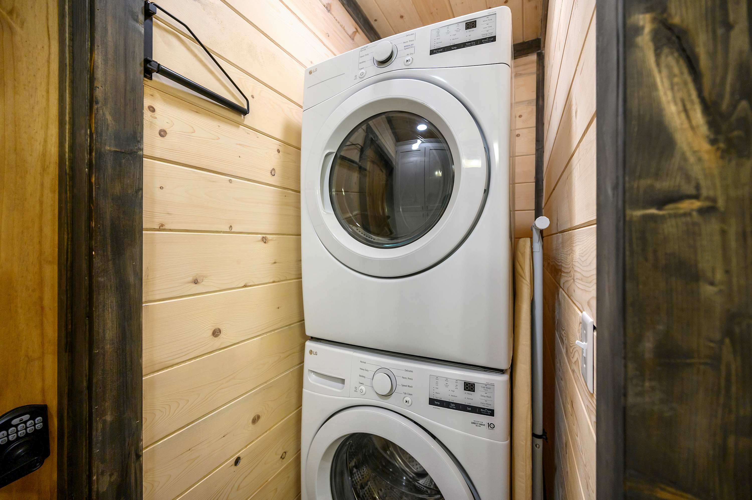 Retreat w/ Sauna, Hot Tub, Games & Fenced Dog Yard!