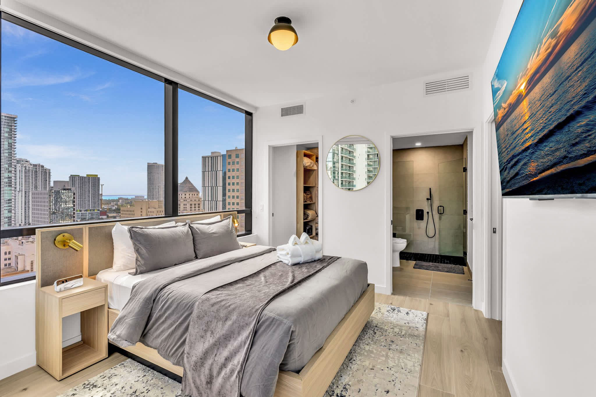 Beautiful Miami Apt Pool & Beach for 3 Guests