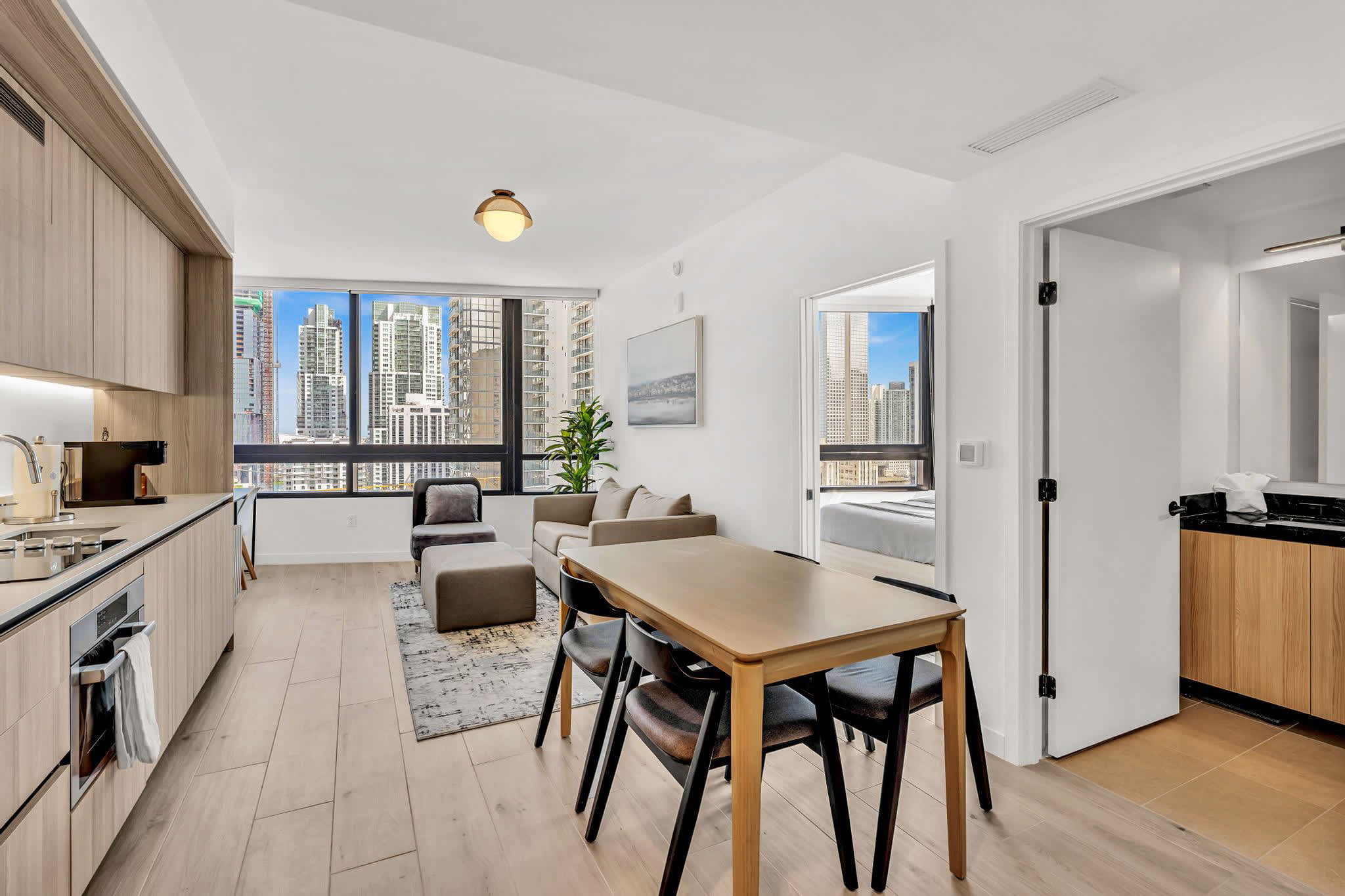 Beautiful Miami Apt Pool & Beach for 3 Guests