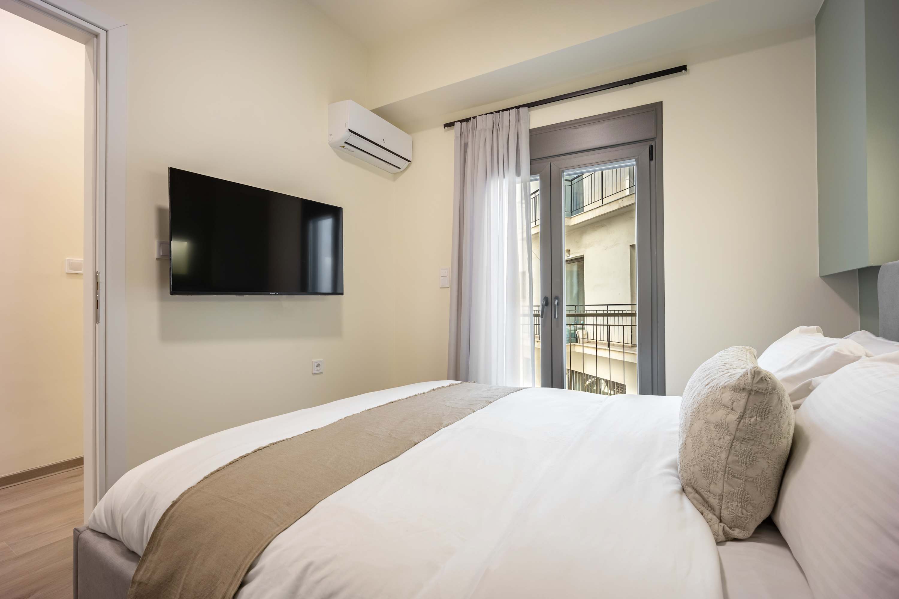 Stylish 2BR Exarchia | King Bed & Work Desk