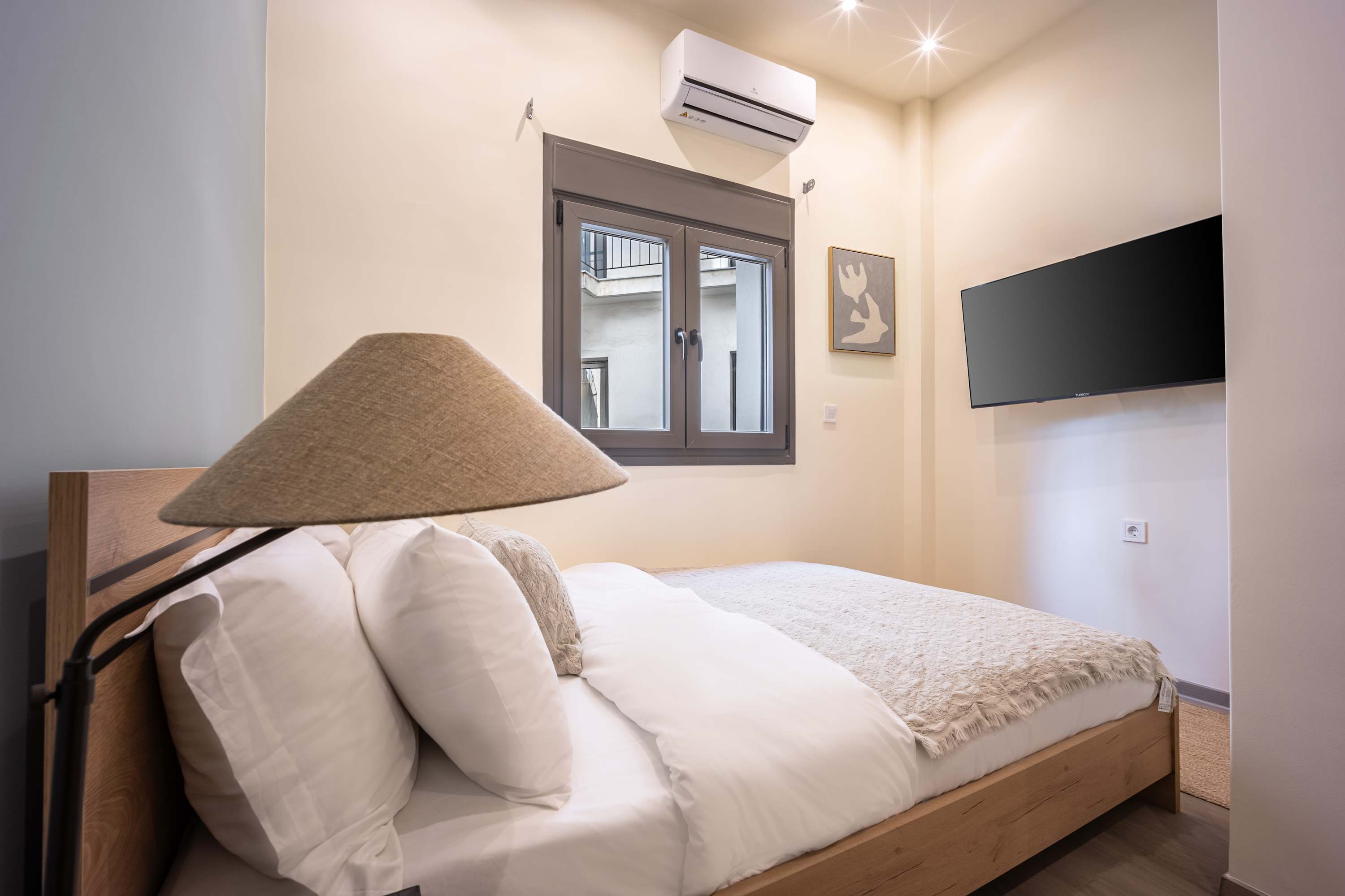 Stylish 2BR Exarchia | King Bed & Desk | New Bldg