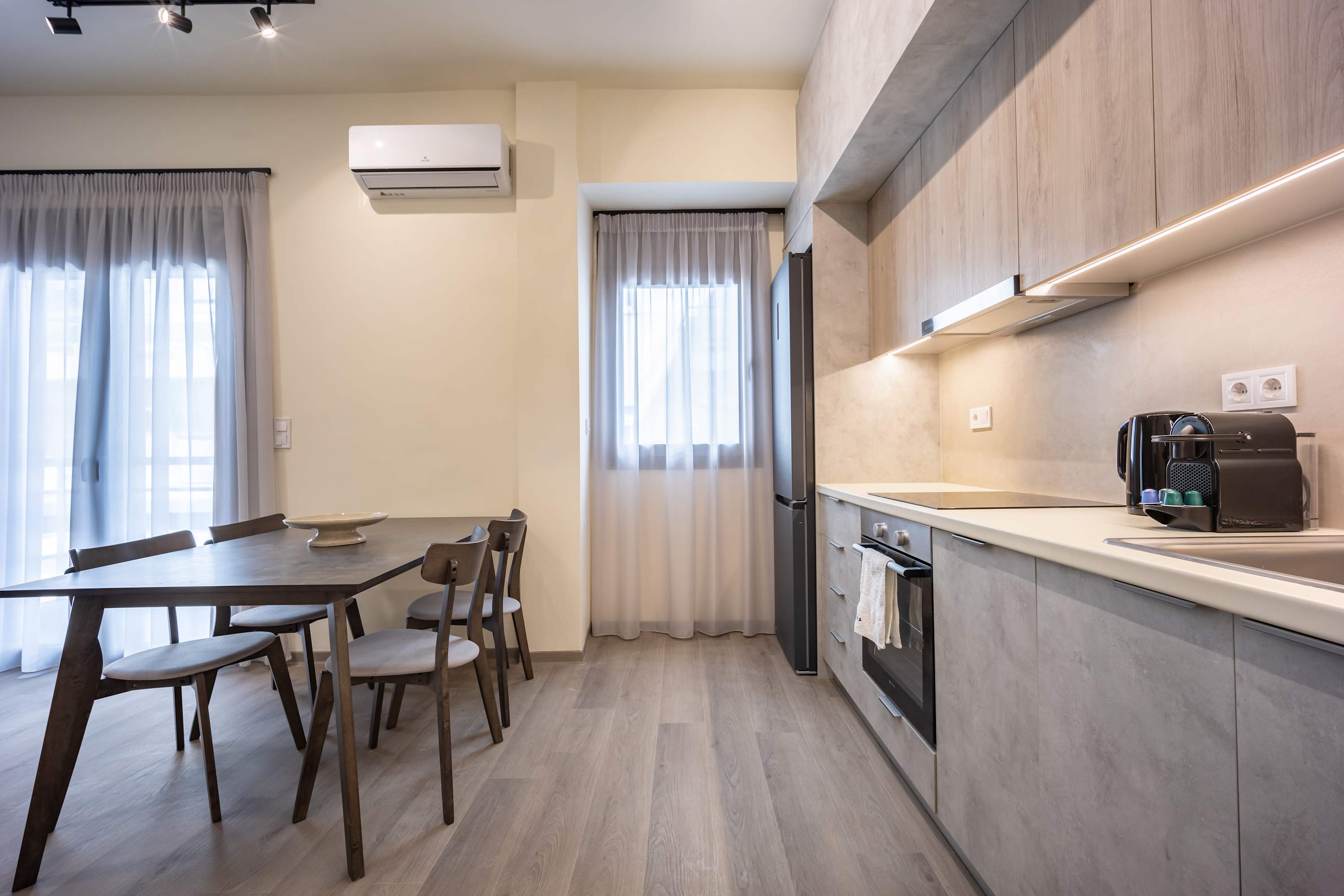 Stylish 2BR Exarchia | King Bed & Desk | New Bldg