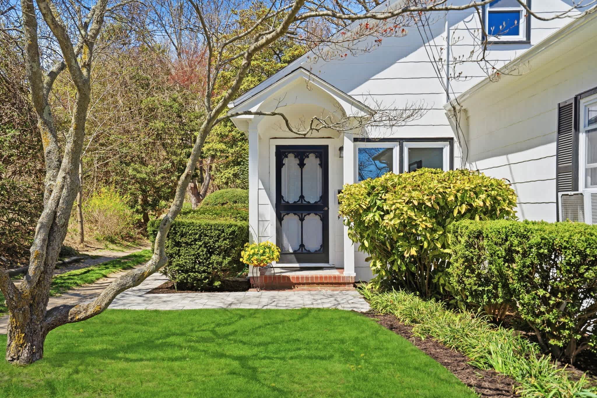 Jamesport Village Cottage | Walk to GRANA + Main