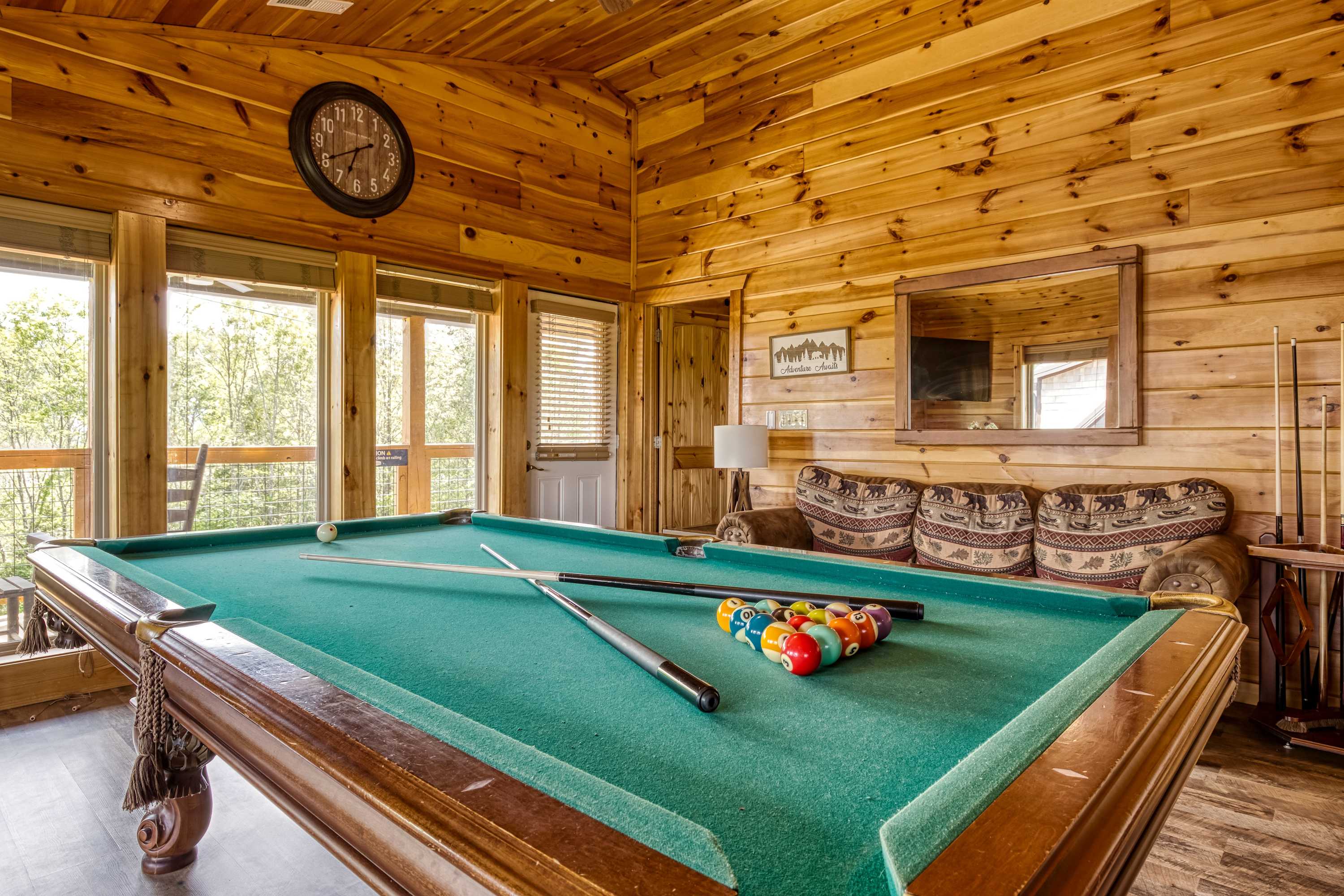Oak Orchard Lodge – Hot Tub, Theater & Sleeps 18 | Dog-Friendly Pigeon