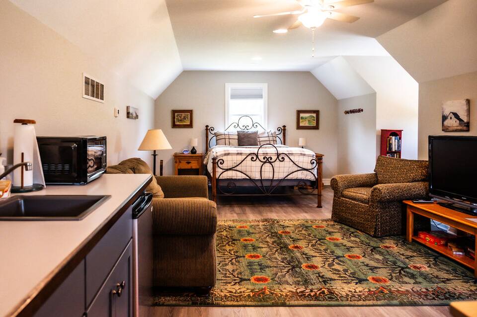Studio apartment above the garage