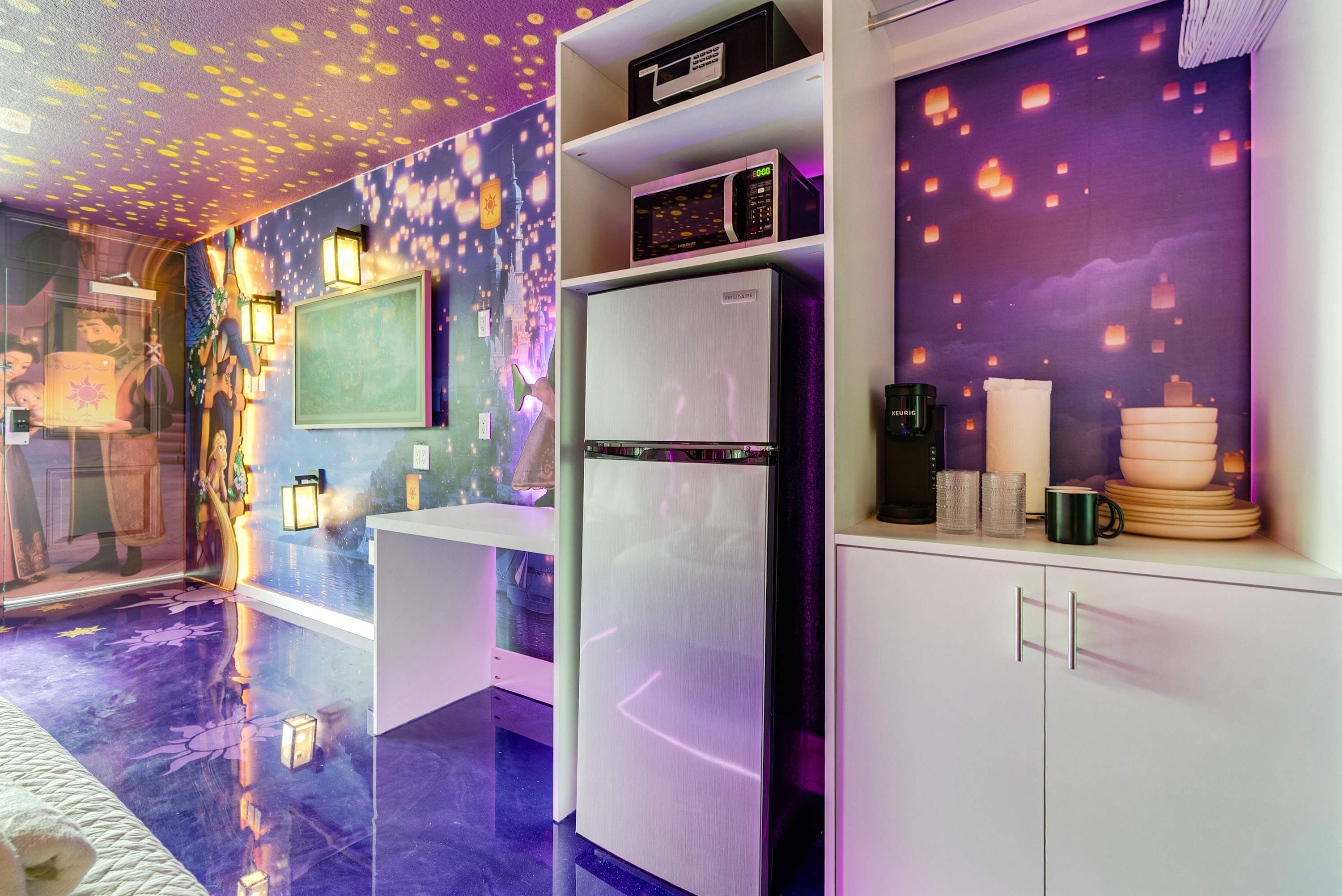 Rapunzel themed studio w/ pool & workspace