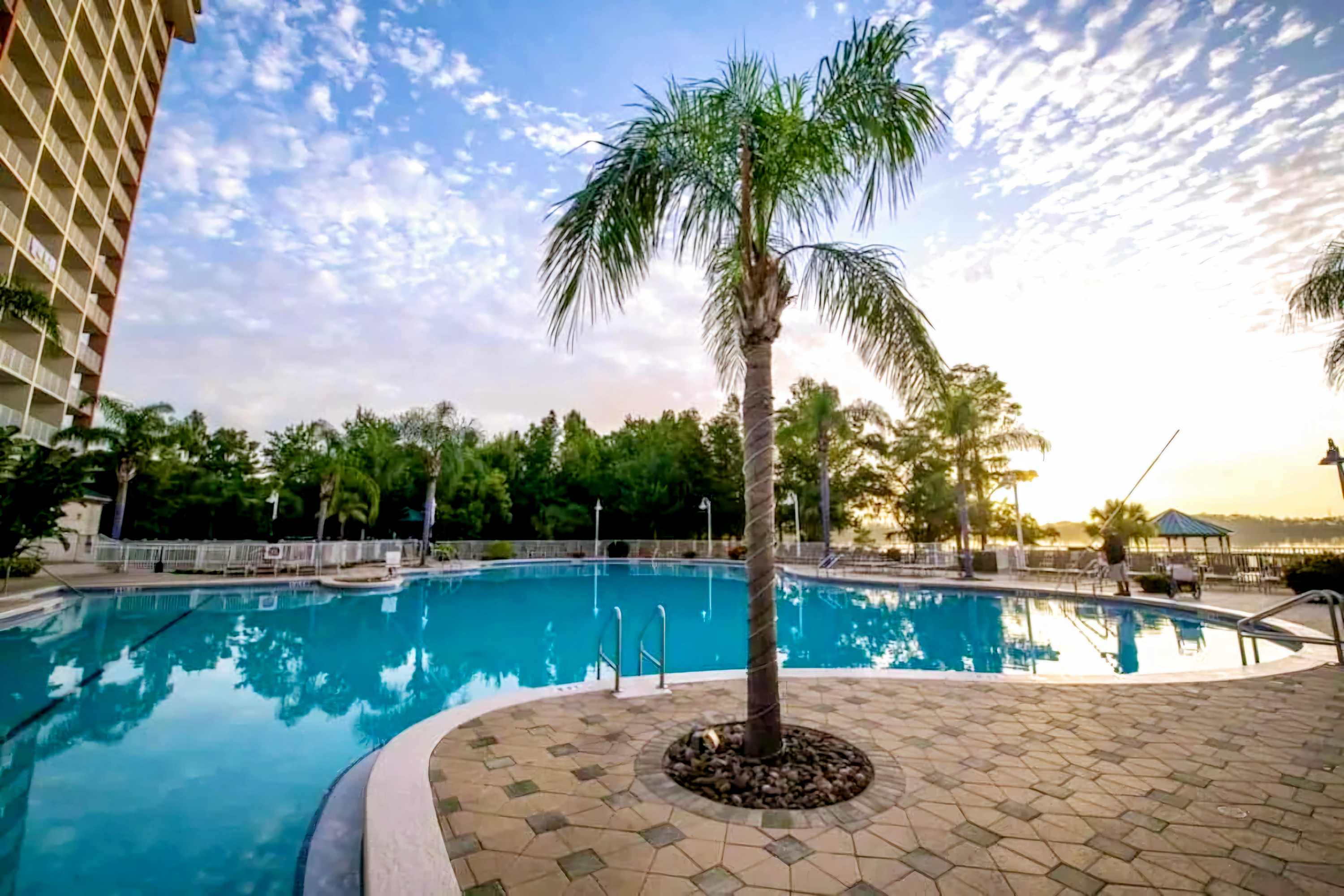 Waterfront Views 1 mile to Disney w/pool & Hot Tub