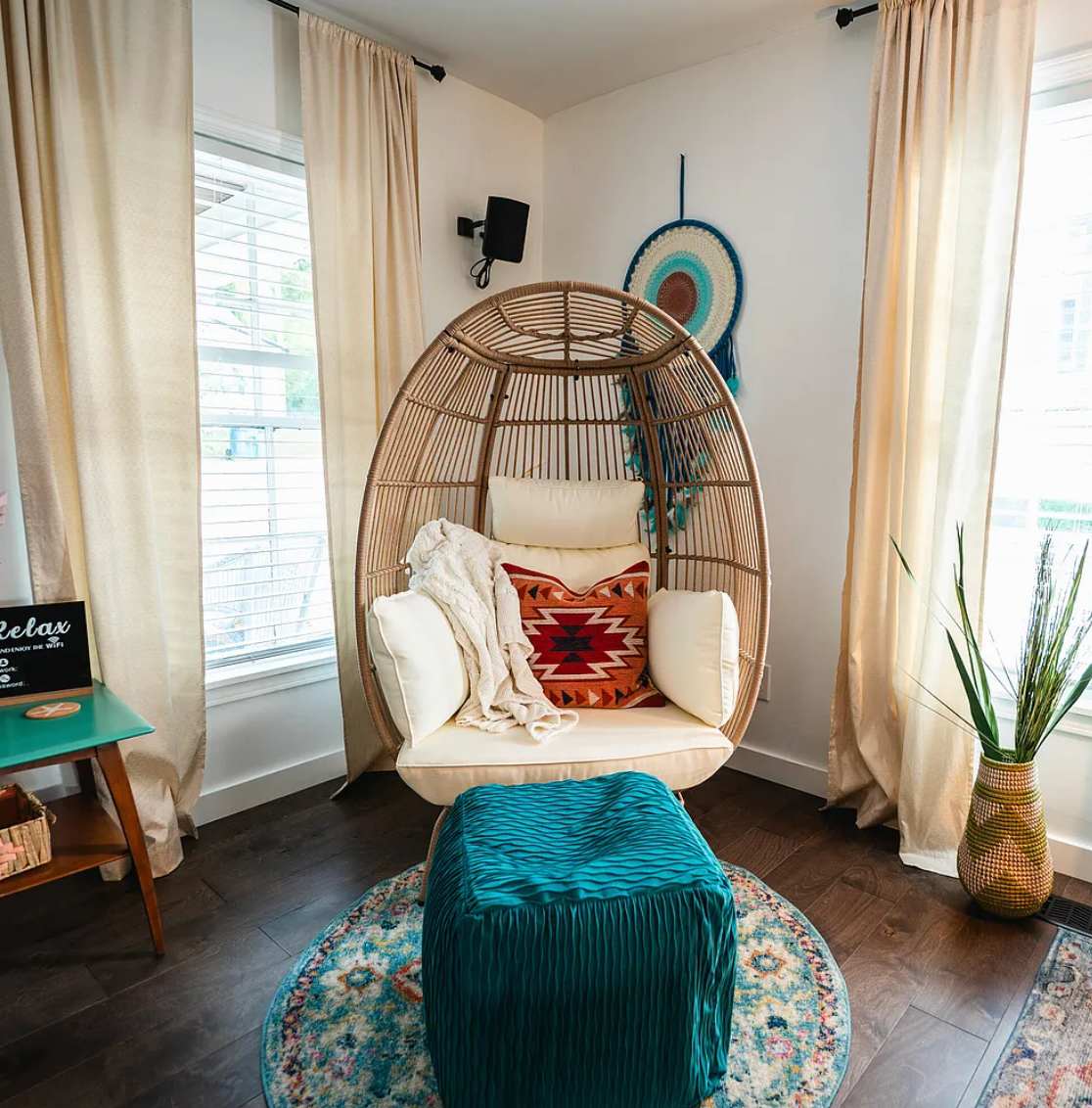 Boho Bungalow, pet friendly, walk to downtown