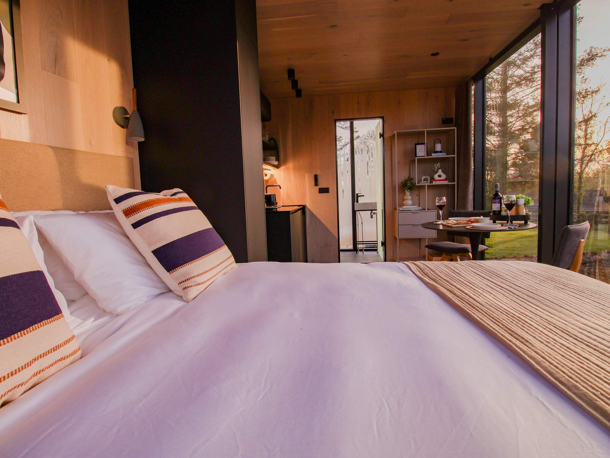 Luxury Mirrored Cabin with Hot Tub & Sauna