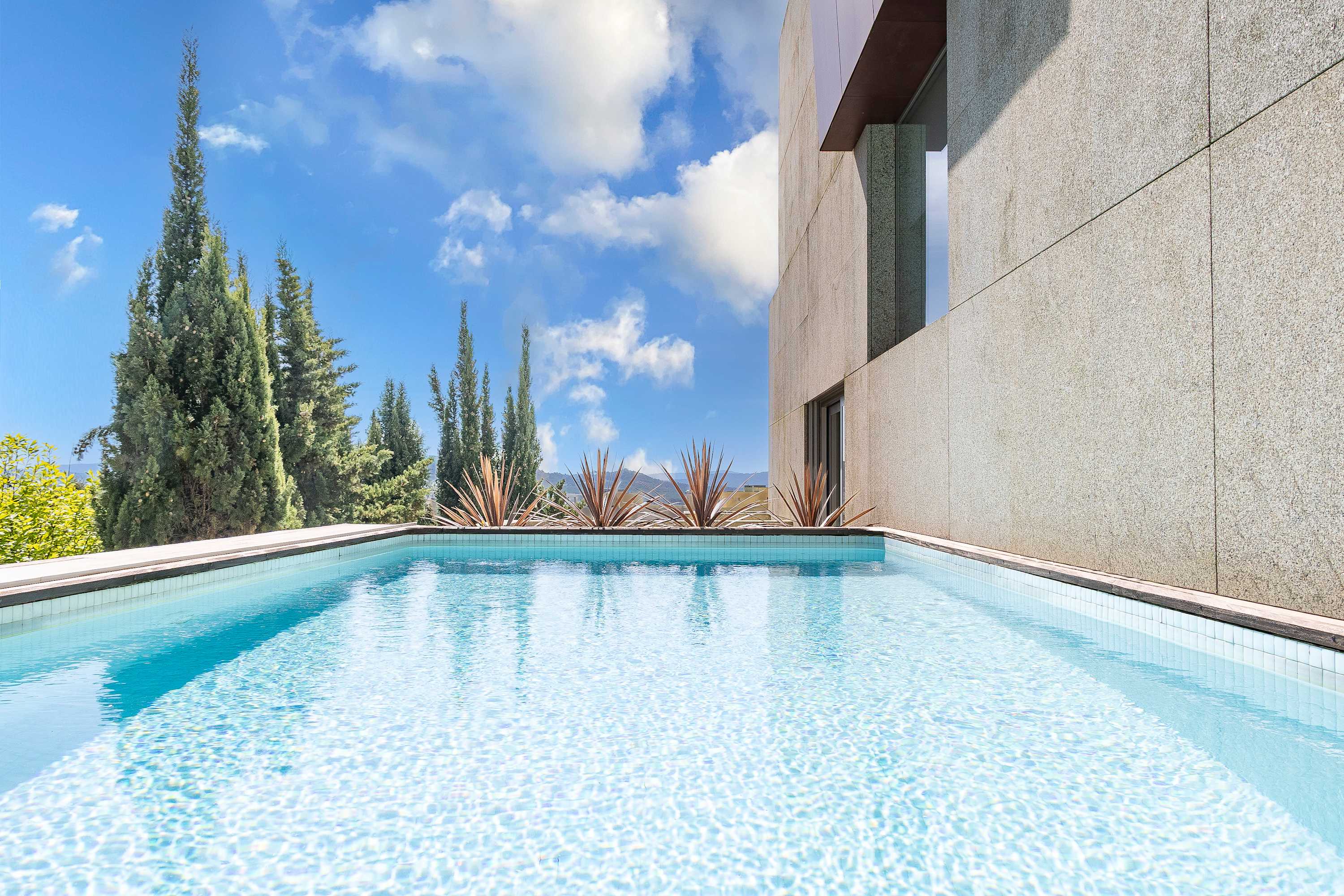 Skyline Retreat with pool by Portugal Active