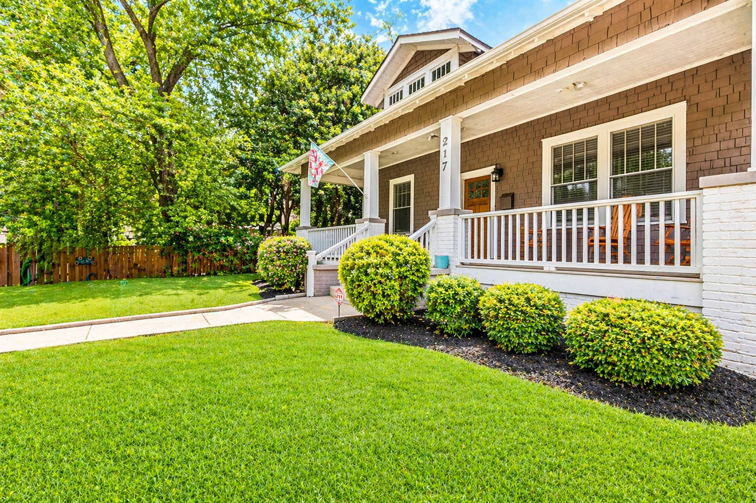 Lovely Home & Guest Suite. Walk to City & Stadium.