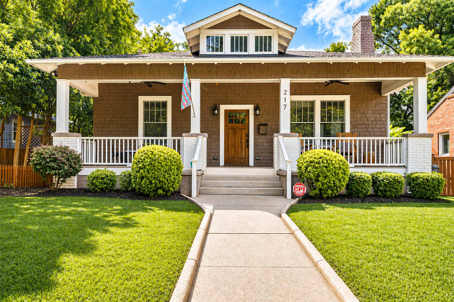 Lovely Home & Guest Suite. Walk to City & Stadium.