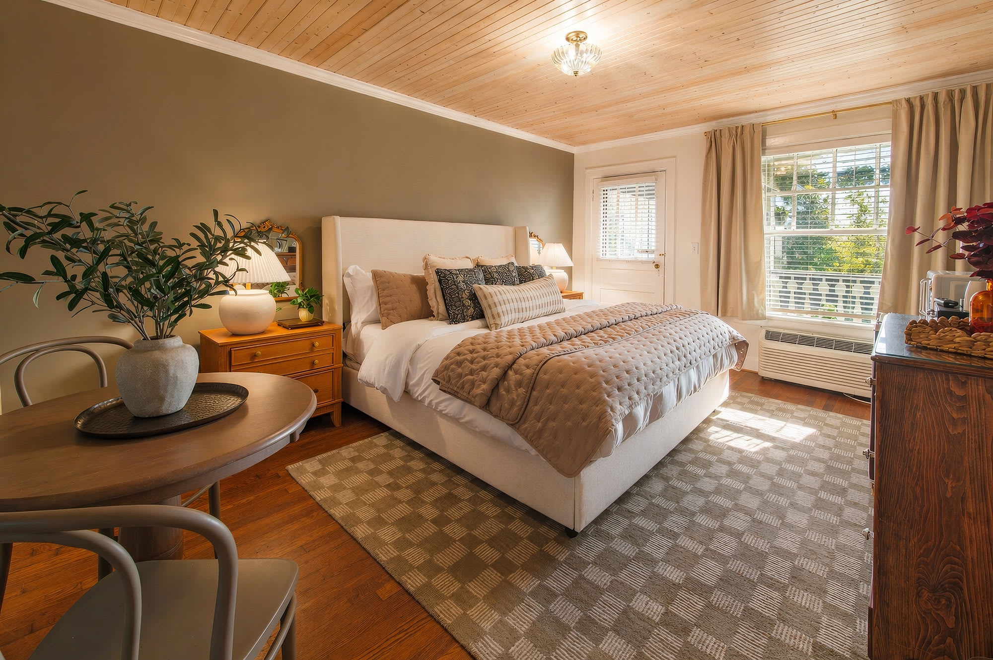 King Room Six 
