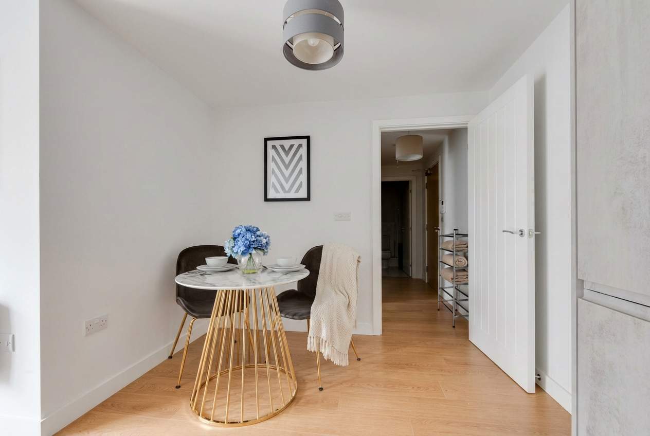 Modern 1 Bed Flat in a Converted Mill w Parking - Picture 8