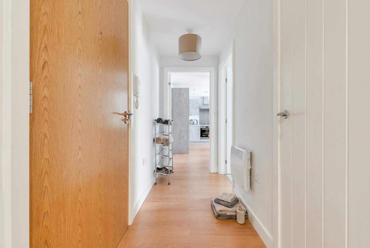 Modern 1 Bed Flat in a Converted Mill w Parking - Picture 9