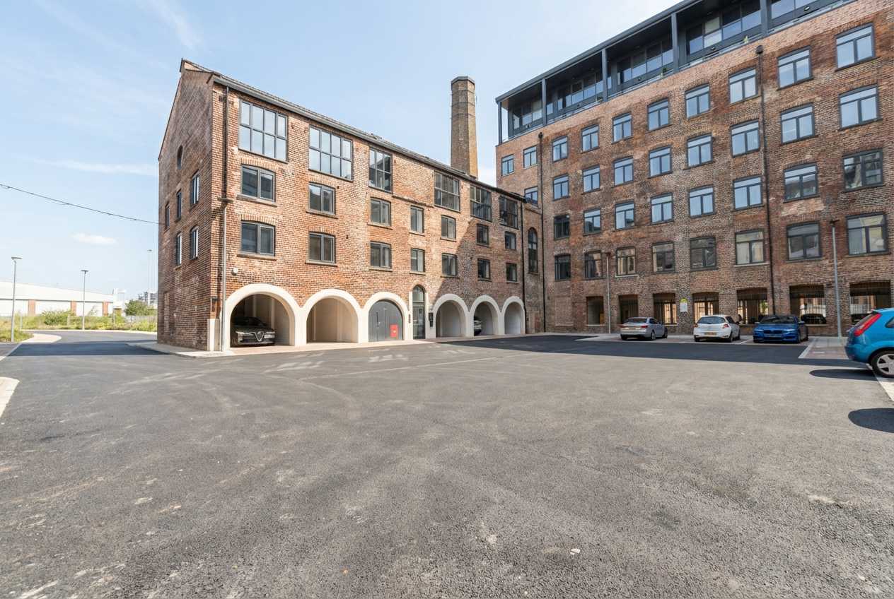 Modern 1 Bed Flat in a Converted Mill w Parking - Picture 4