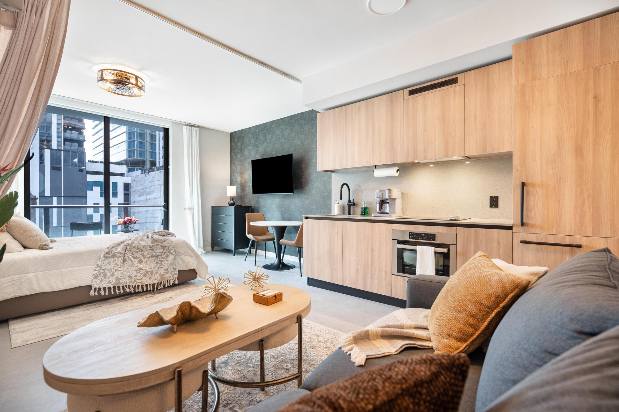 Bright apartment w/ pool & workspace