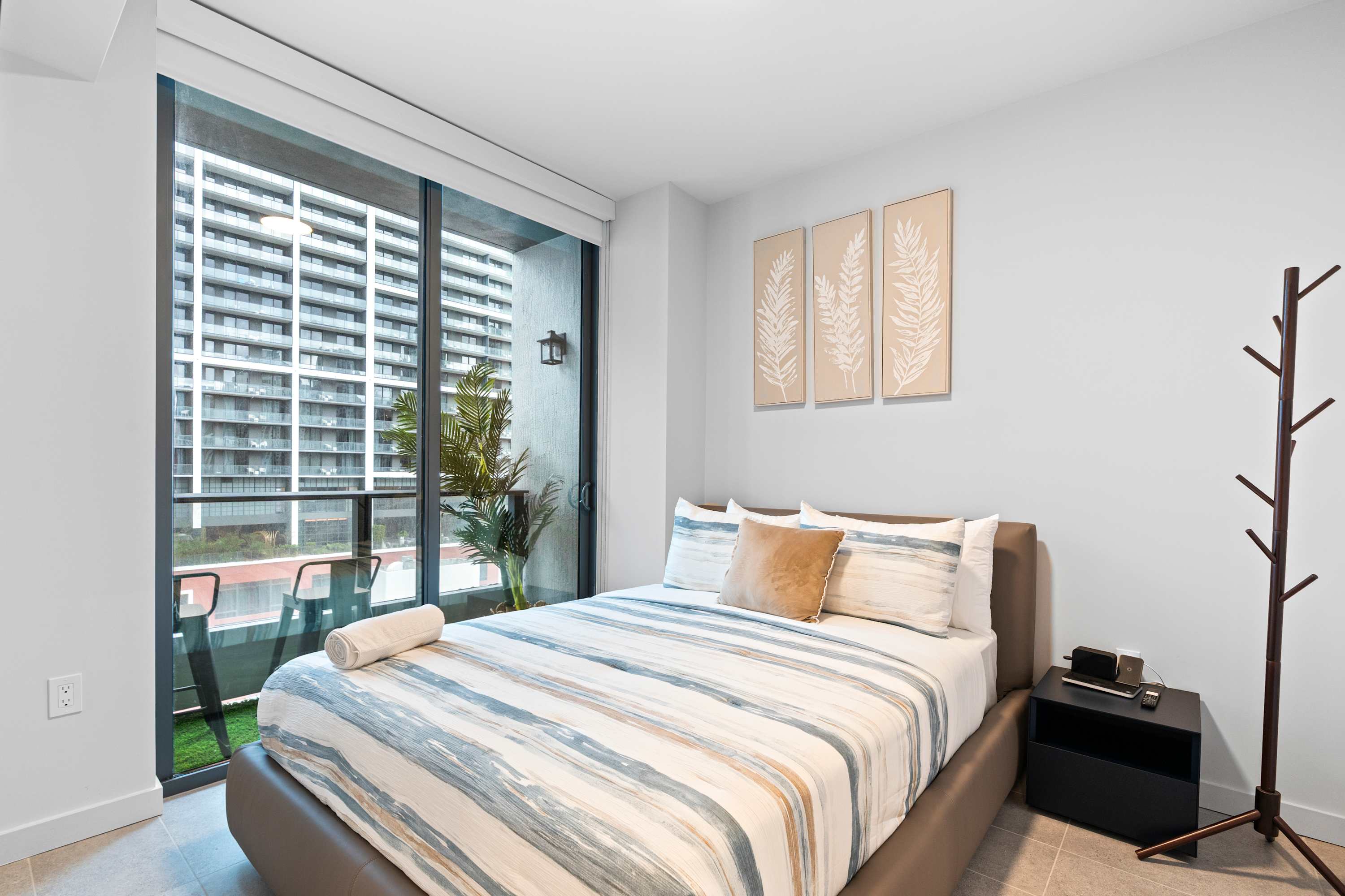 Near FIFA Fan Fest | Chic 1BR+Den | Pool /Hot Tub