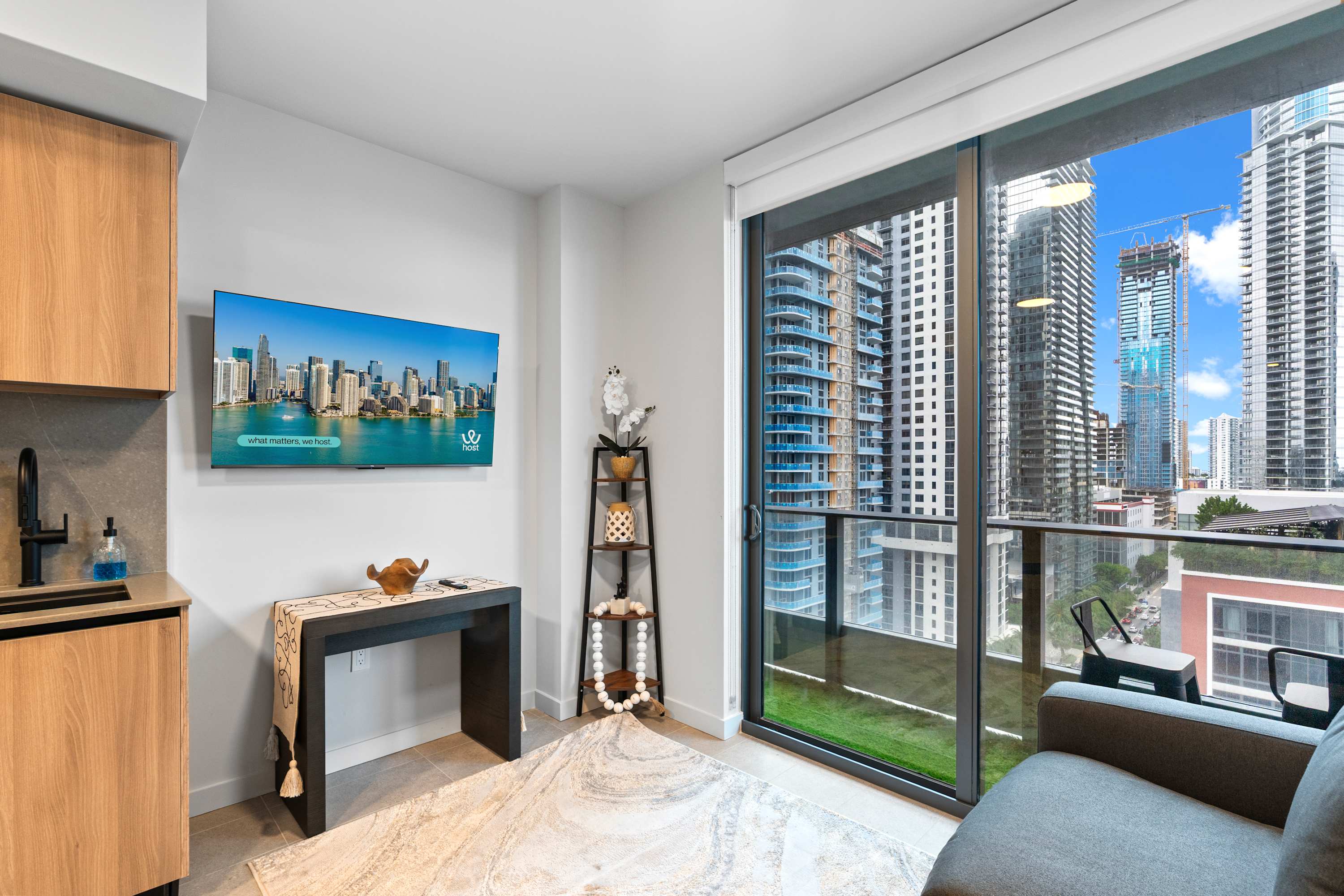 Near FIFA Fan Fest | Chic 1BR+Den | Pool /Hot Tub