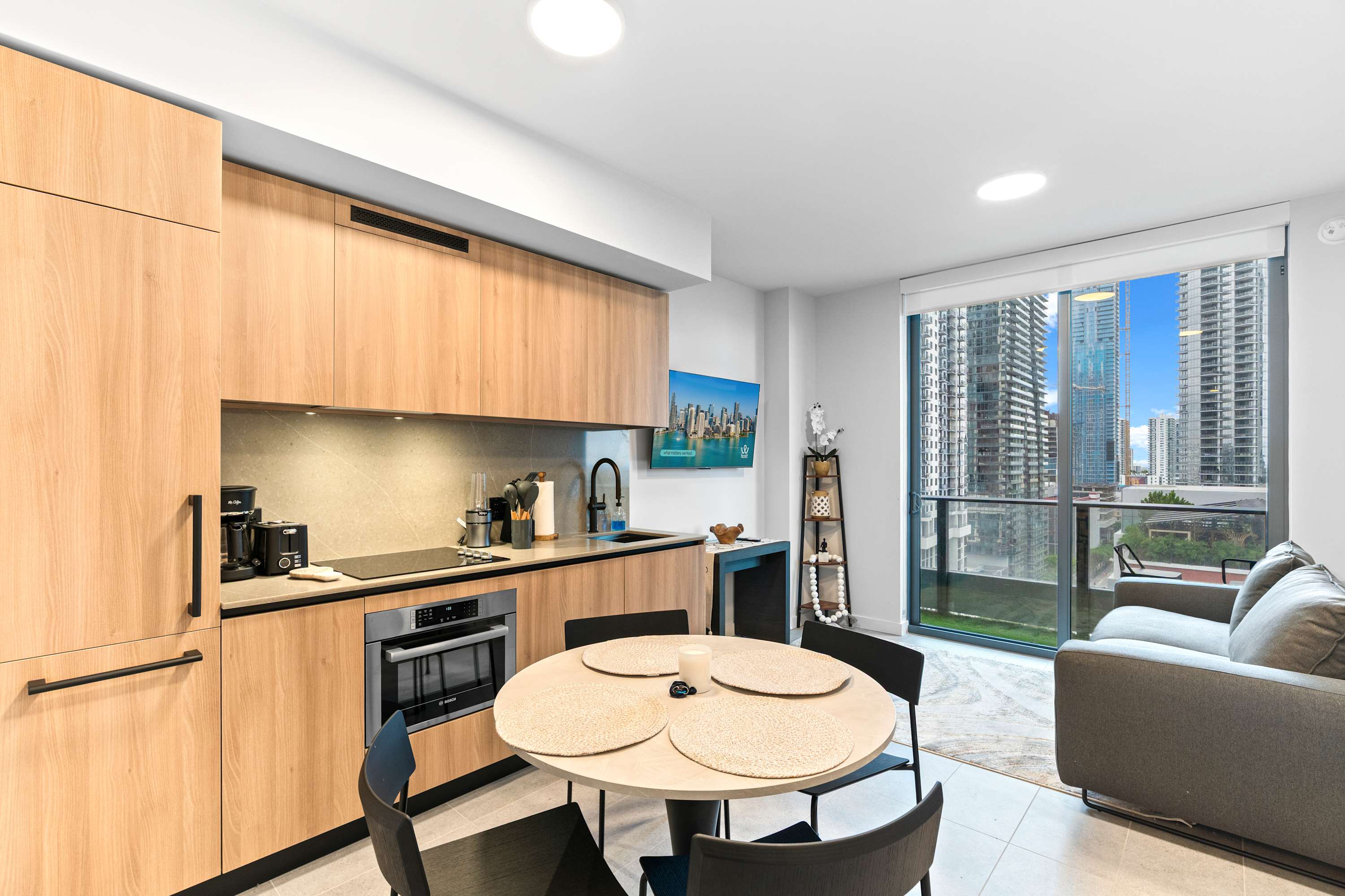 Near FIFA Fan Fest | Chic 1BR+Den | Pool /Hot Tub