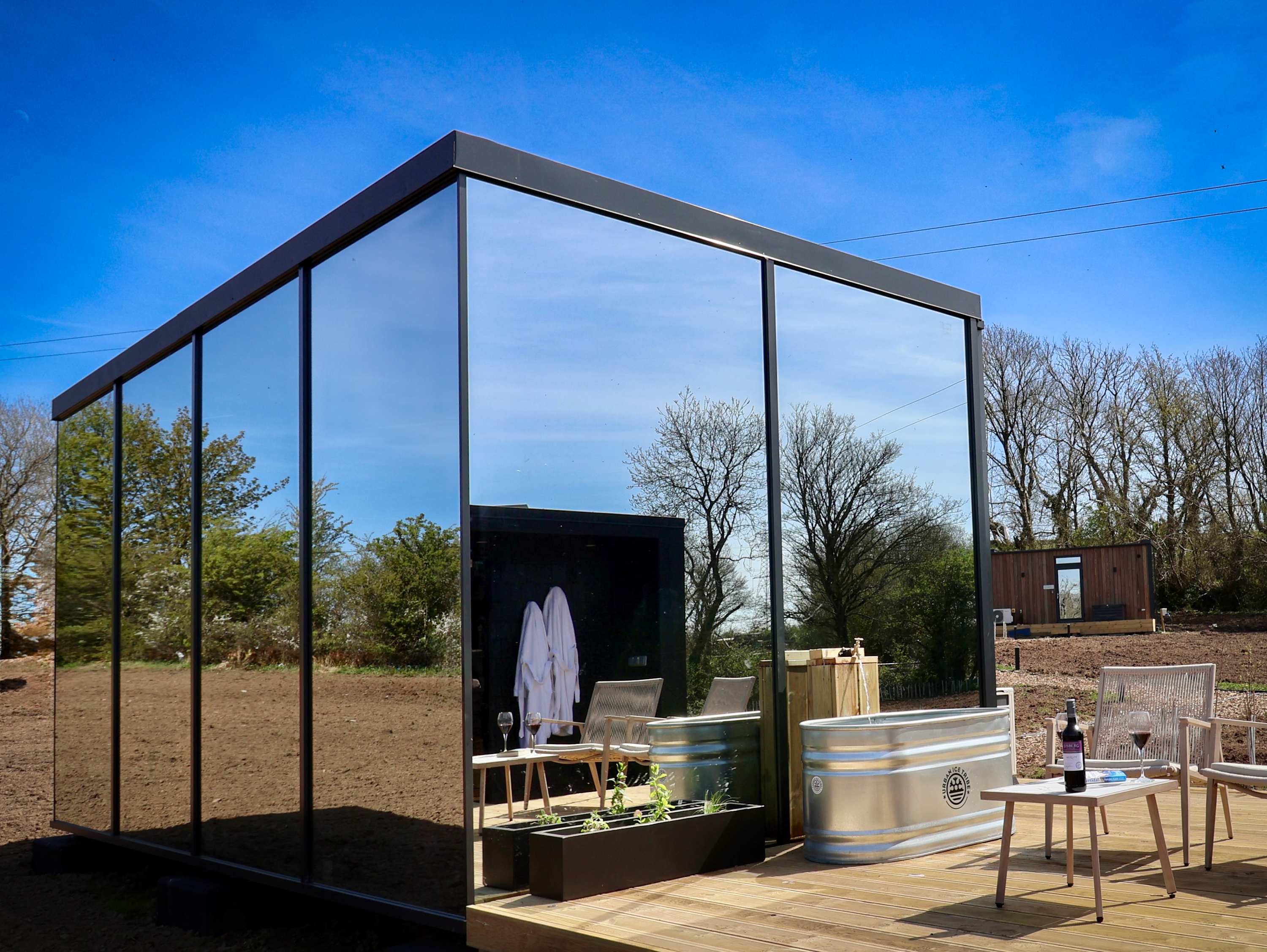 Stylish Mirrored Cabin with Sauna & Plunge Pool