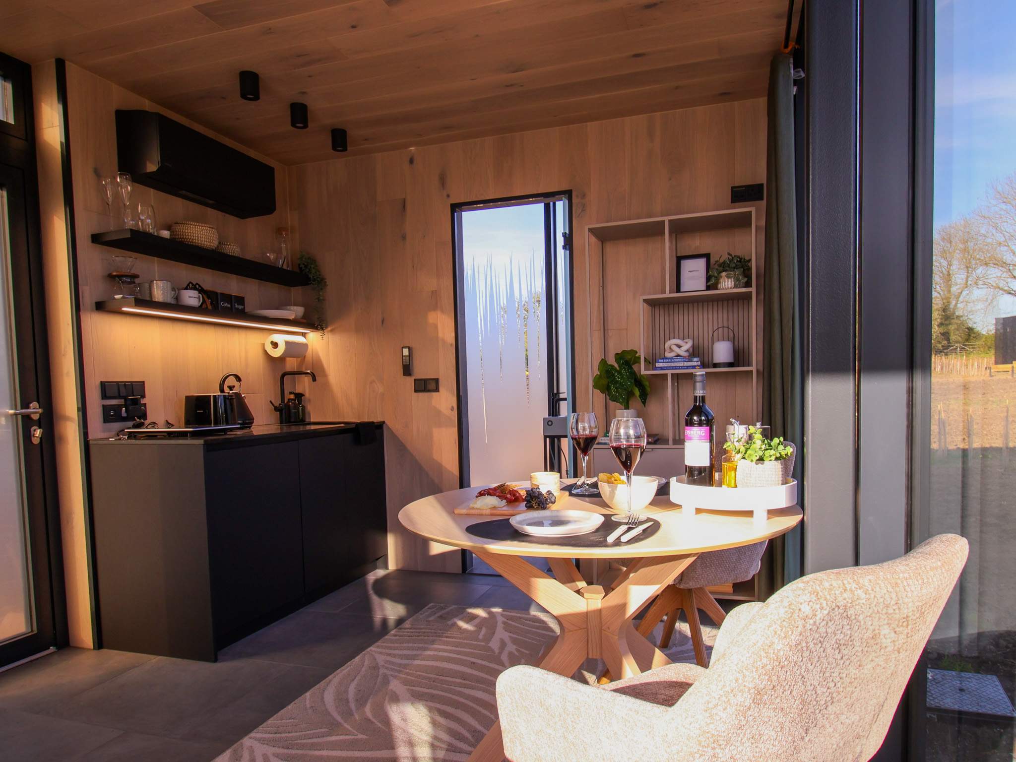 Stylish Mirrored Cabin with Hot Tub & Sauna