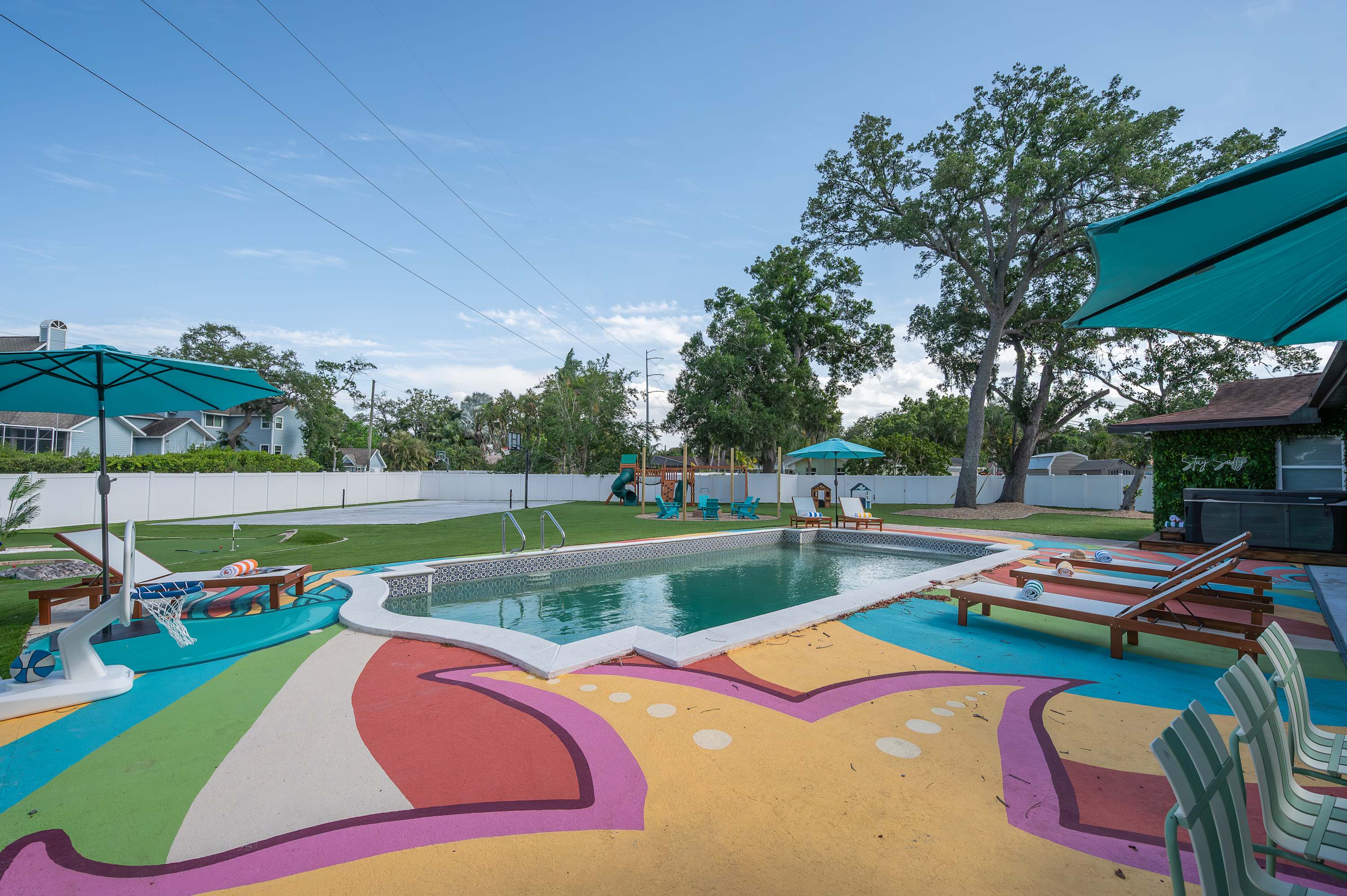 Tropical getaway w Pool, Pickleball & Game Room