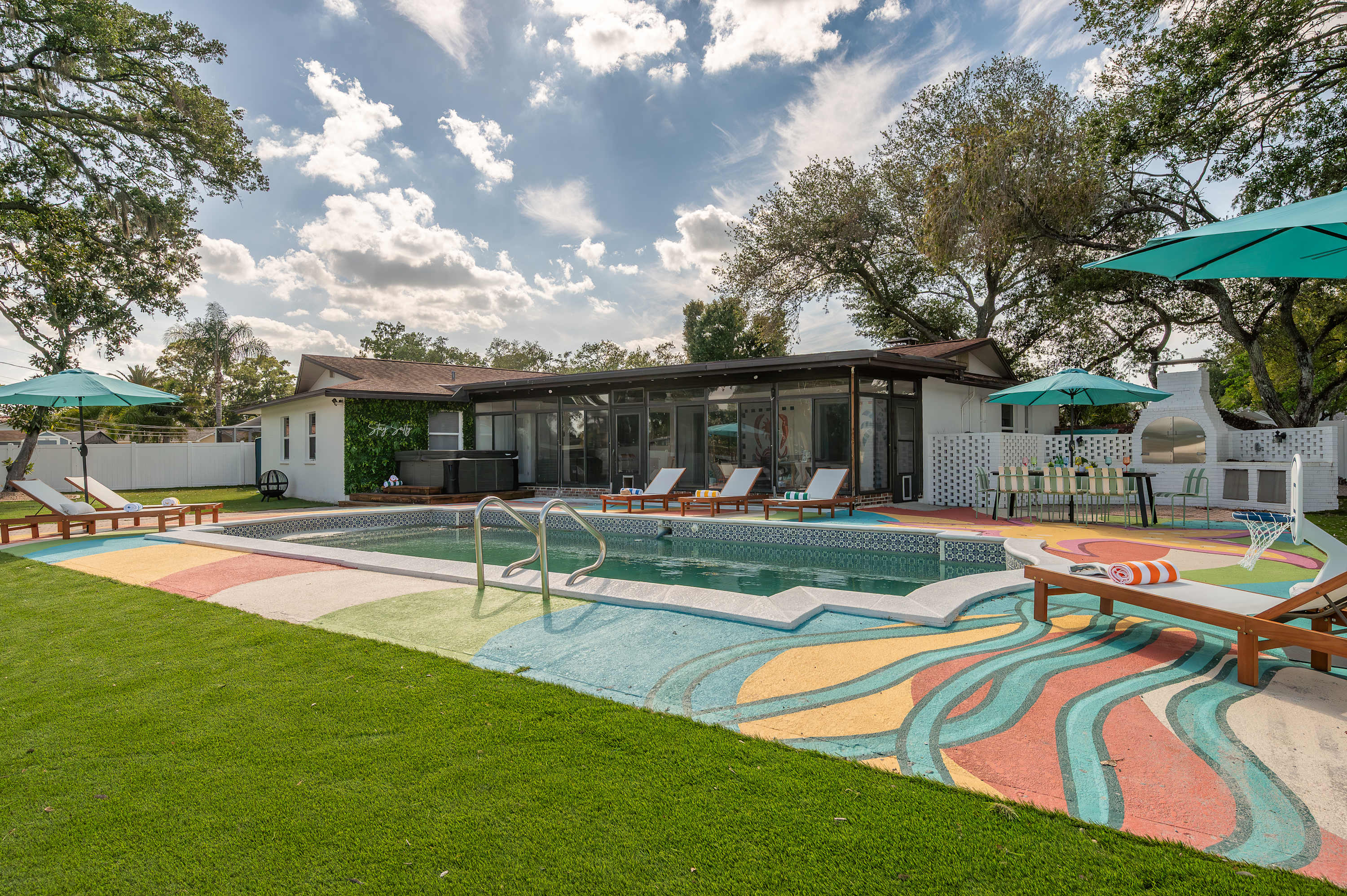 Tropical getaway w Pool, Pickleball & Game Room