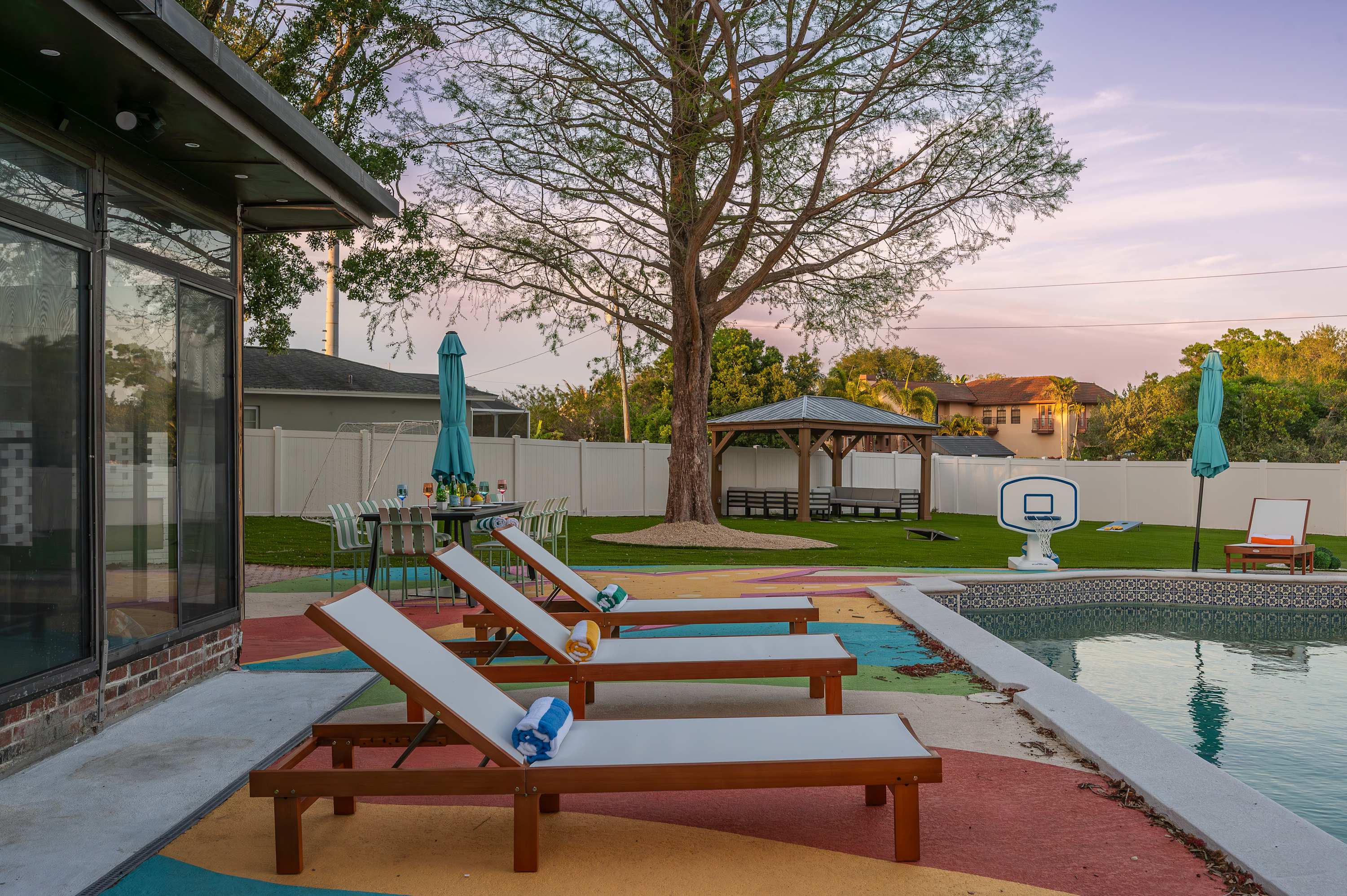 Tropical getaway w Pool, Pickleball & Game Room