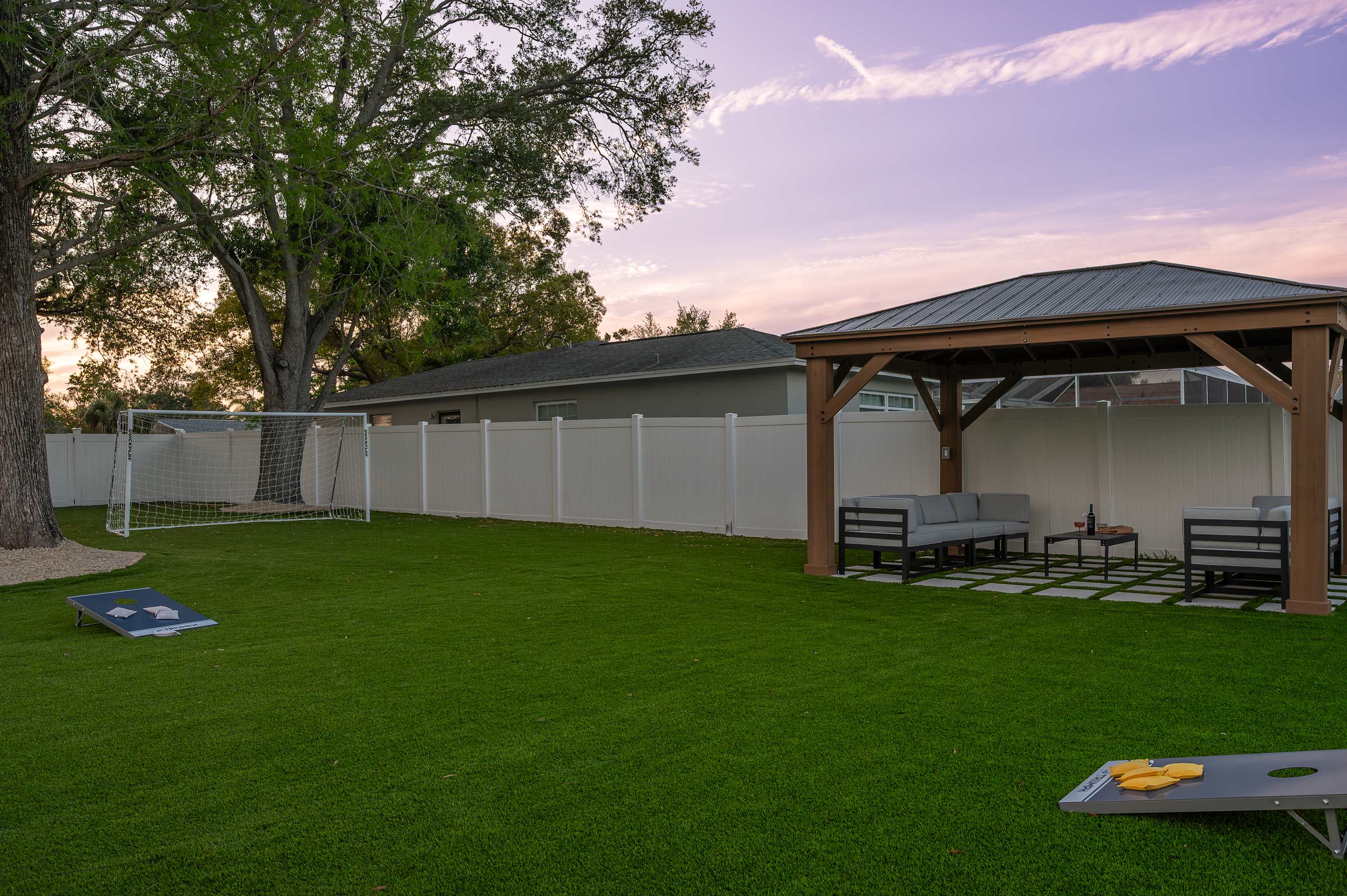 Tropical getaway w Pool, Pickleball & Game Room