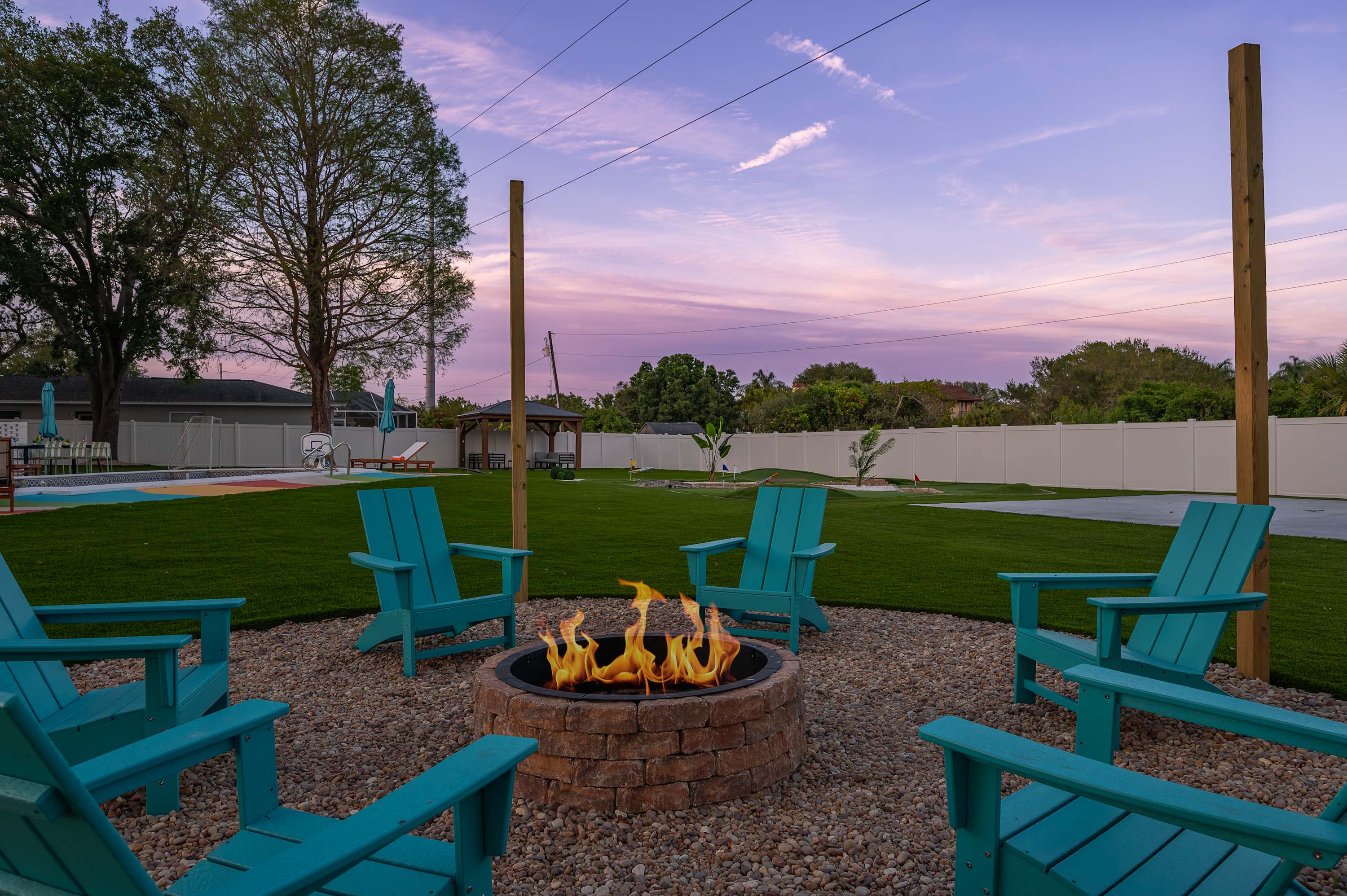 Tropical getaway w Pool, Pickleball & Game Room