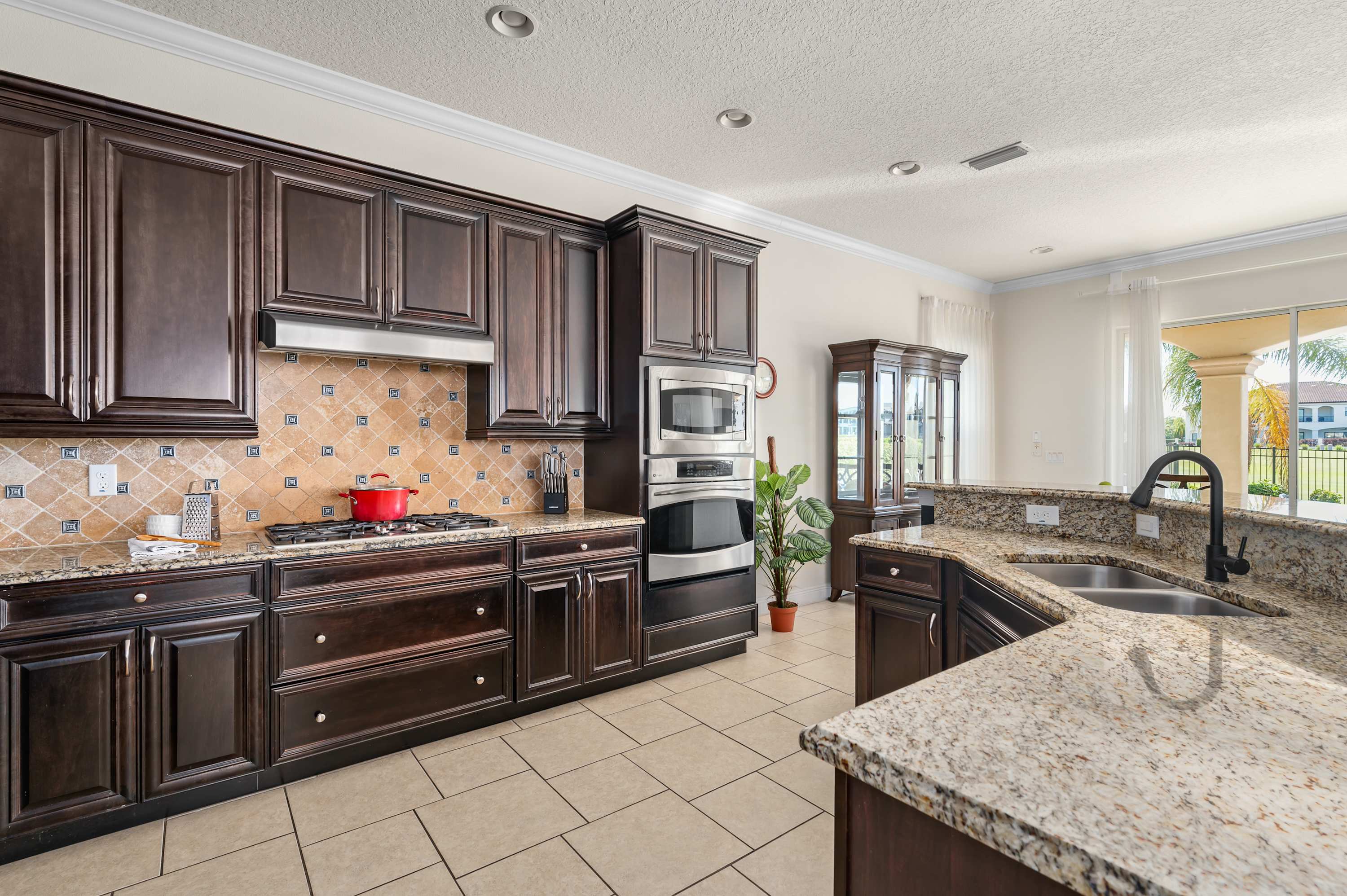 Group retreat w/ game room, pool & gym