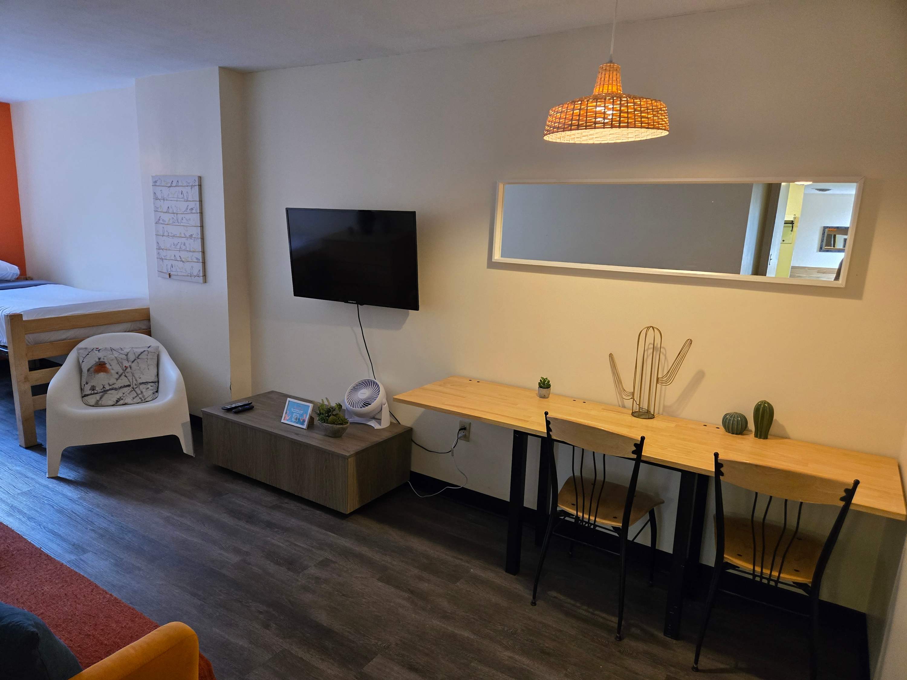 Modern 1BR Downtown Apartment | Sofa Bed + 2 Singles