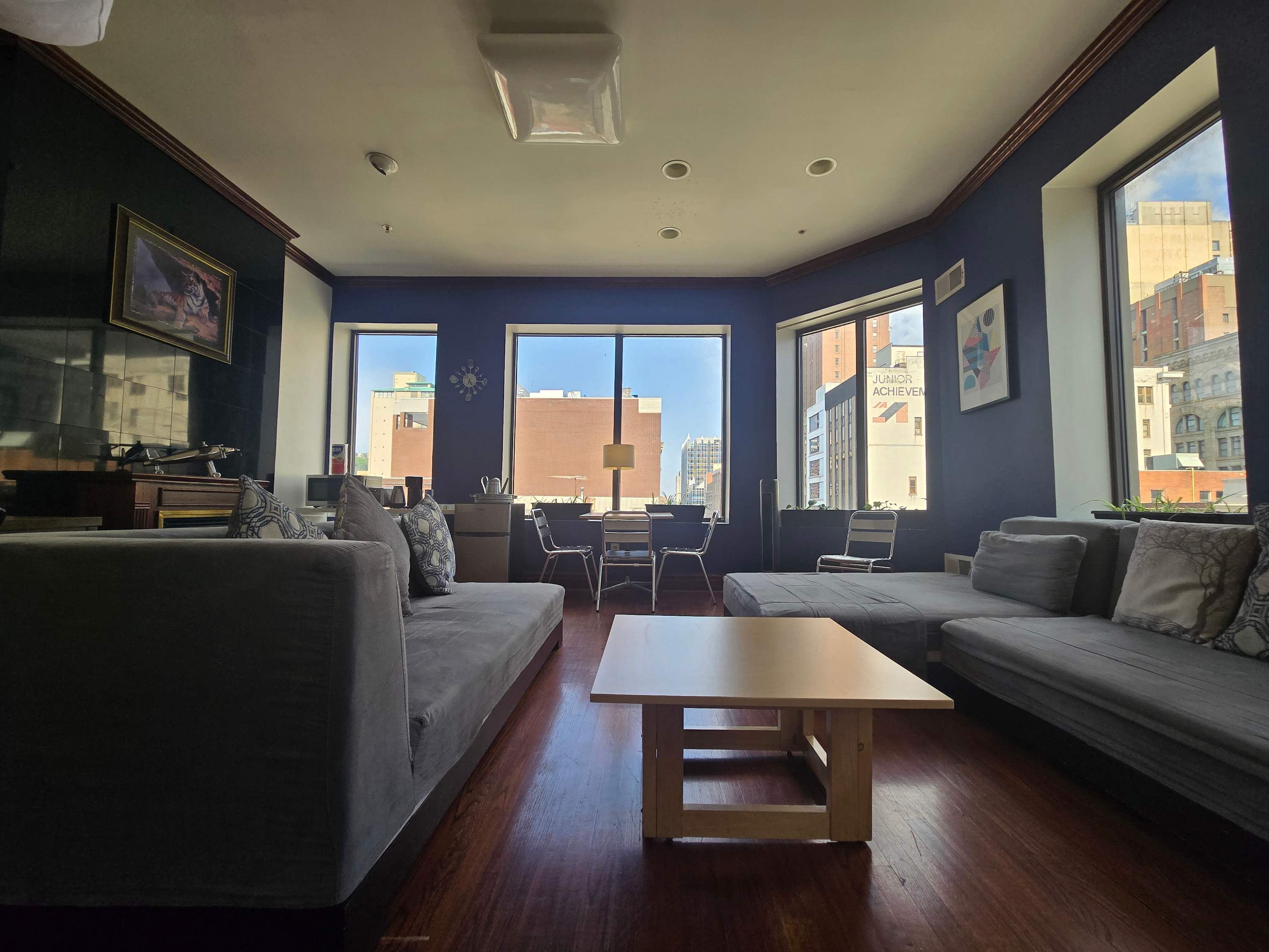 Downtown Apartment | 2 Queen Beds + 60” TV