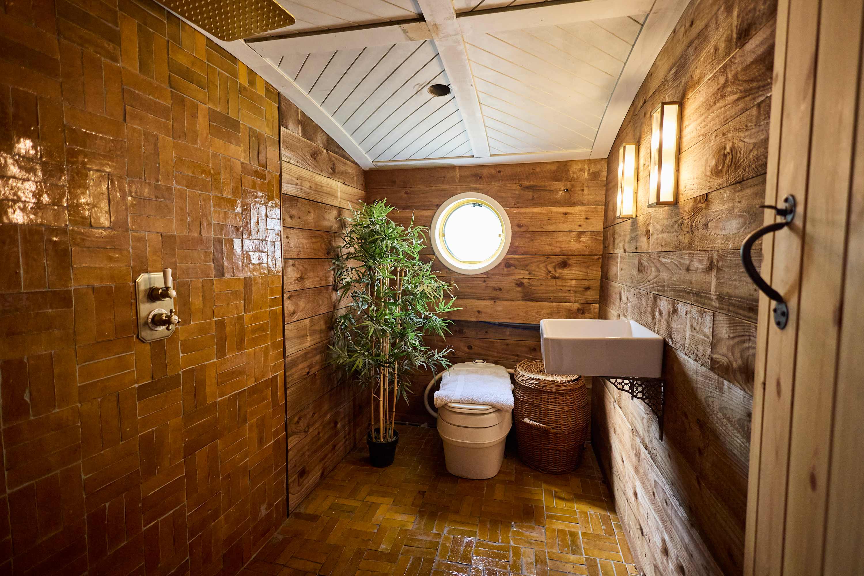 The Arts Barge in Lea Bridge Road 146 E5 9RB - Property image 13 - VivreStays
