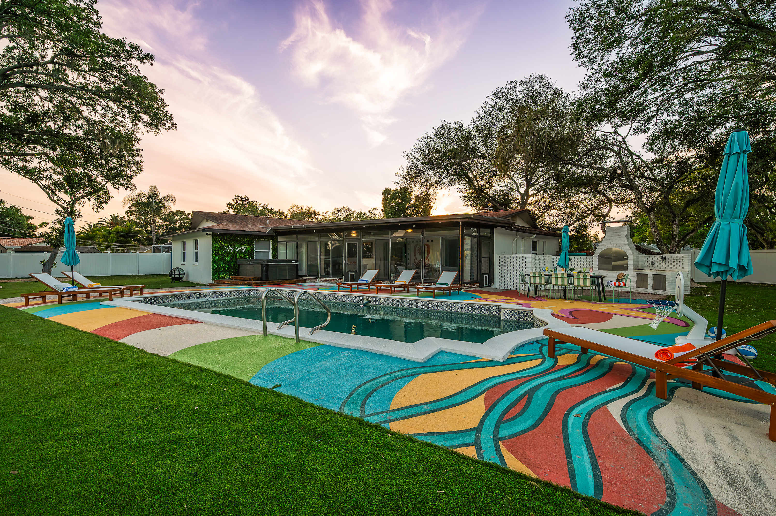 Tropical getaway w Pool, Pickleball & Game Room