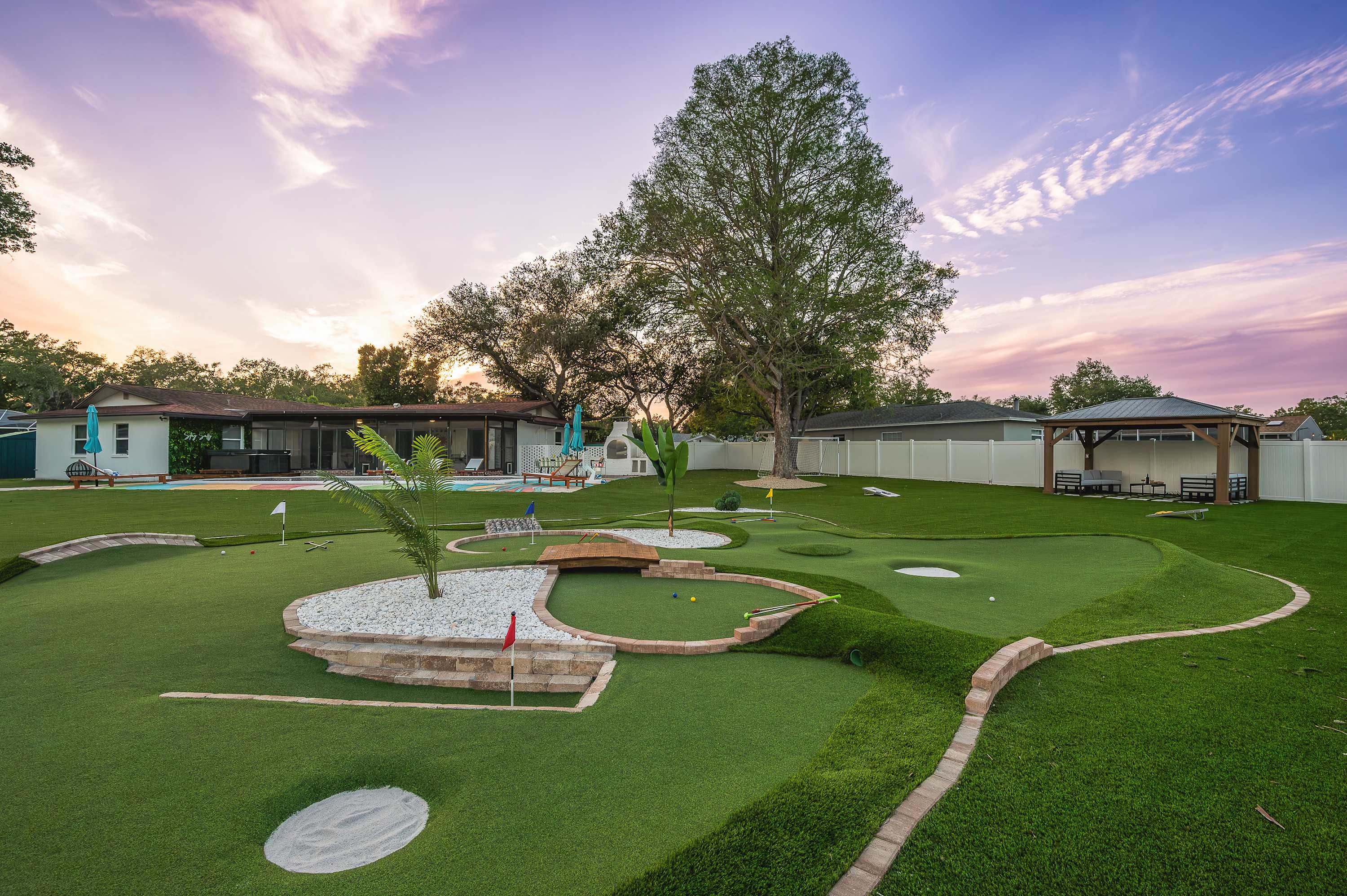 Tropical getaway w Pool, Pickleball & Game Room