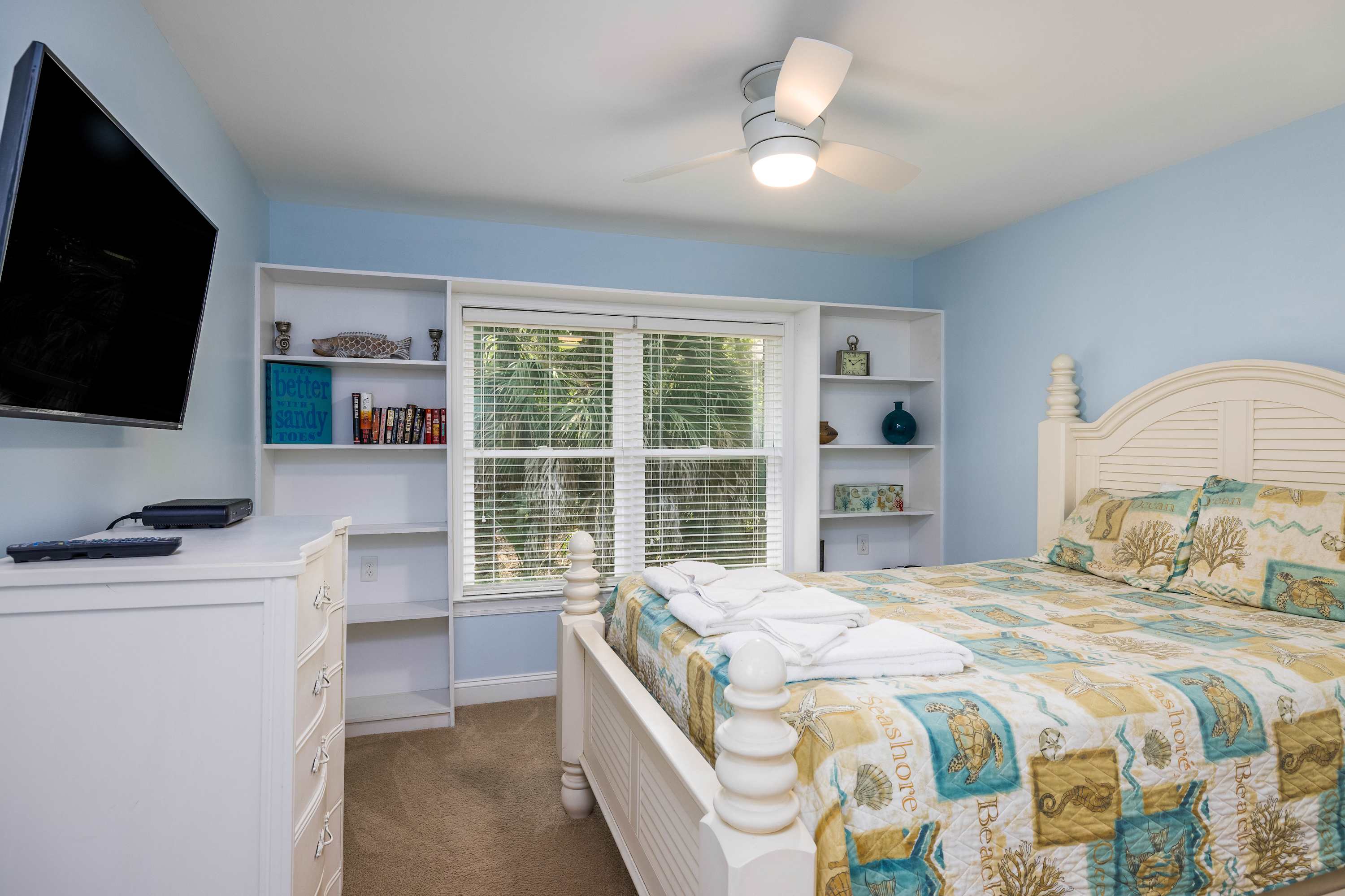 Guest Bedroom with Queen Bed and Full en Suite Bathroom off Kitchen