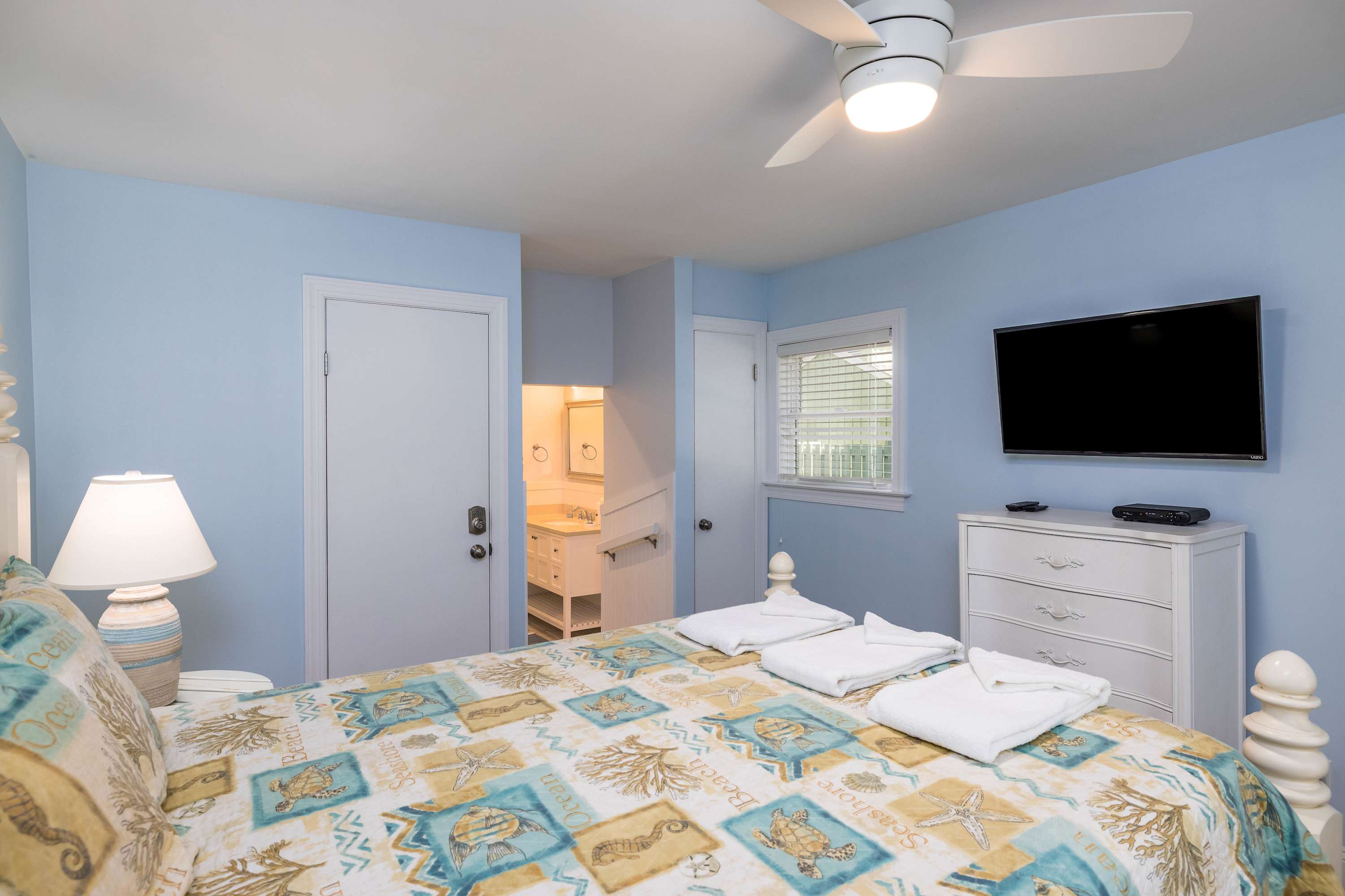 Guest Bedroom with Queen Bed and Full en Suite Bathroom off Kitchen