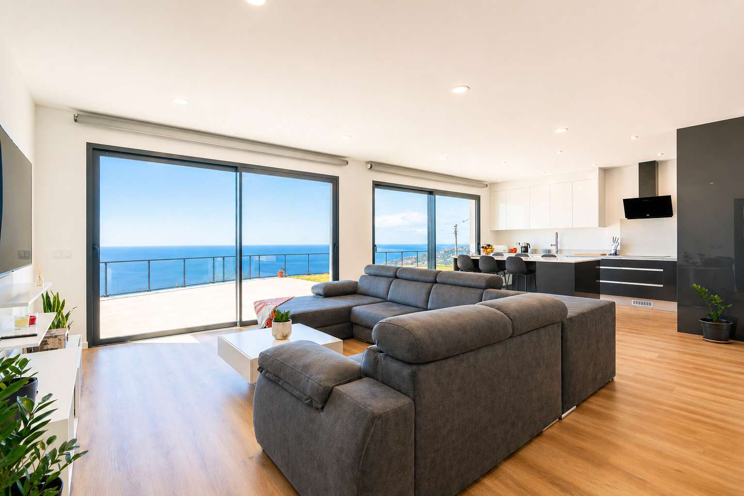 Oceanfront Villa w/ Patio, Free Parking, Sea Views — Santa Cruz, Madeira — vacation rental