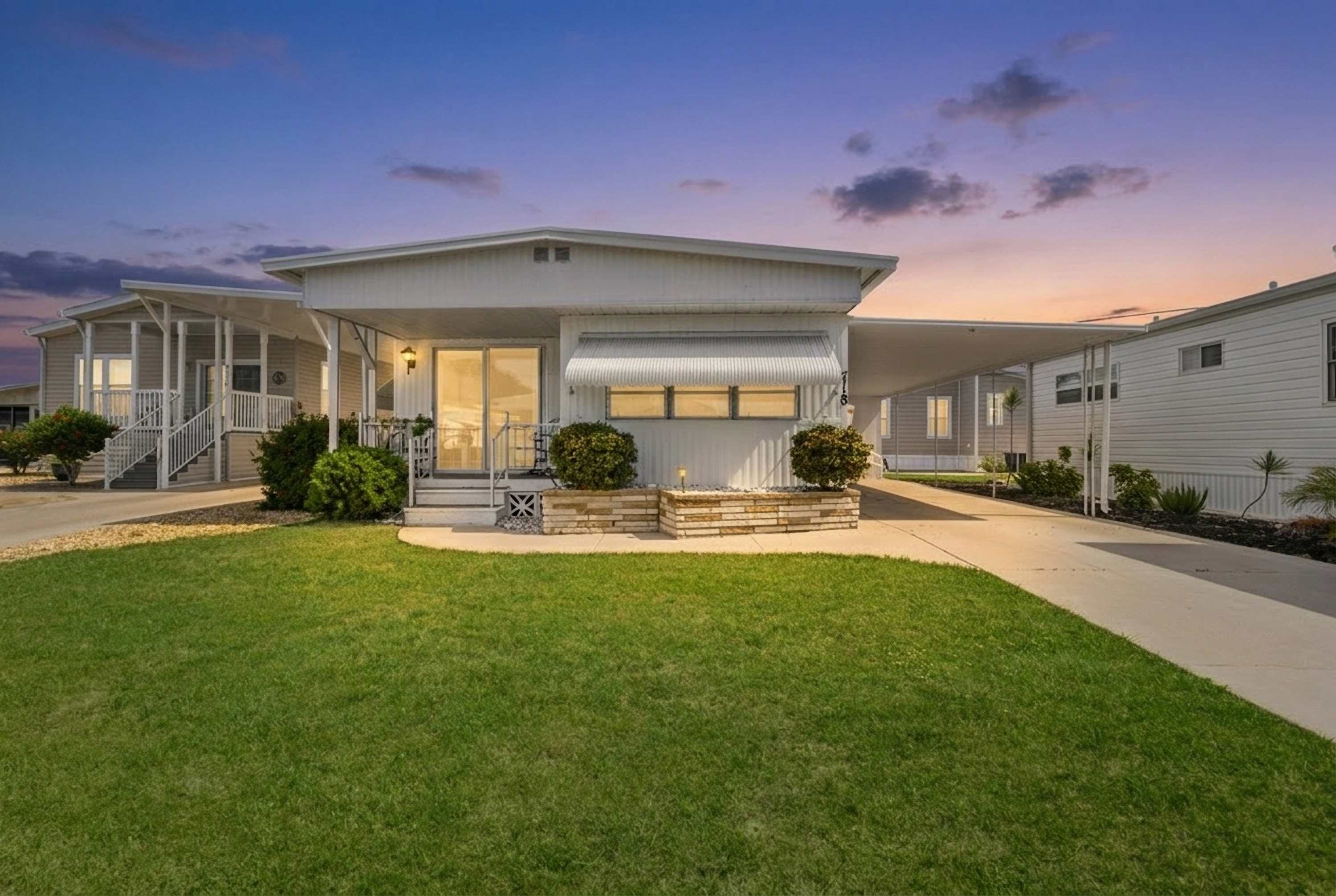 Charming Coastal Trailer Home with Private Parking - Foto 24