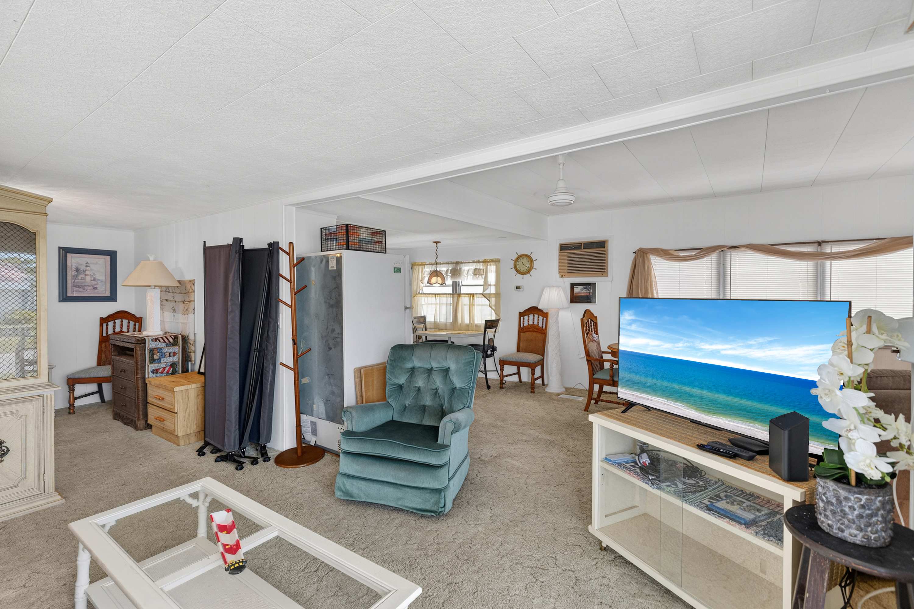 Charming Coastal Trailer Home with Private Parking - Foto 7