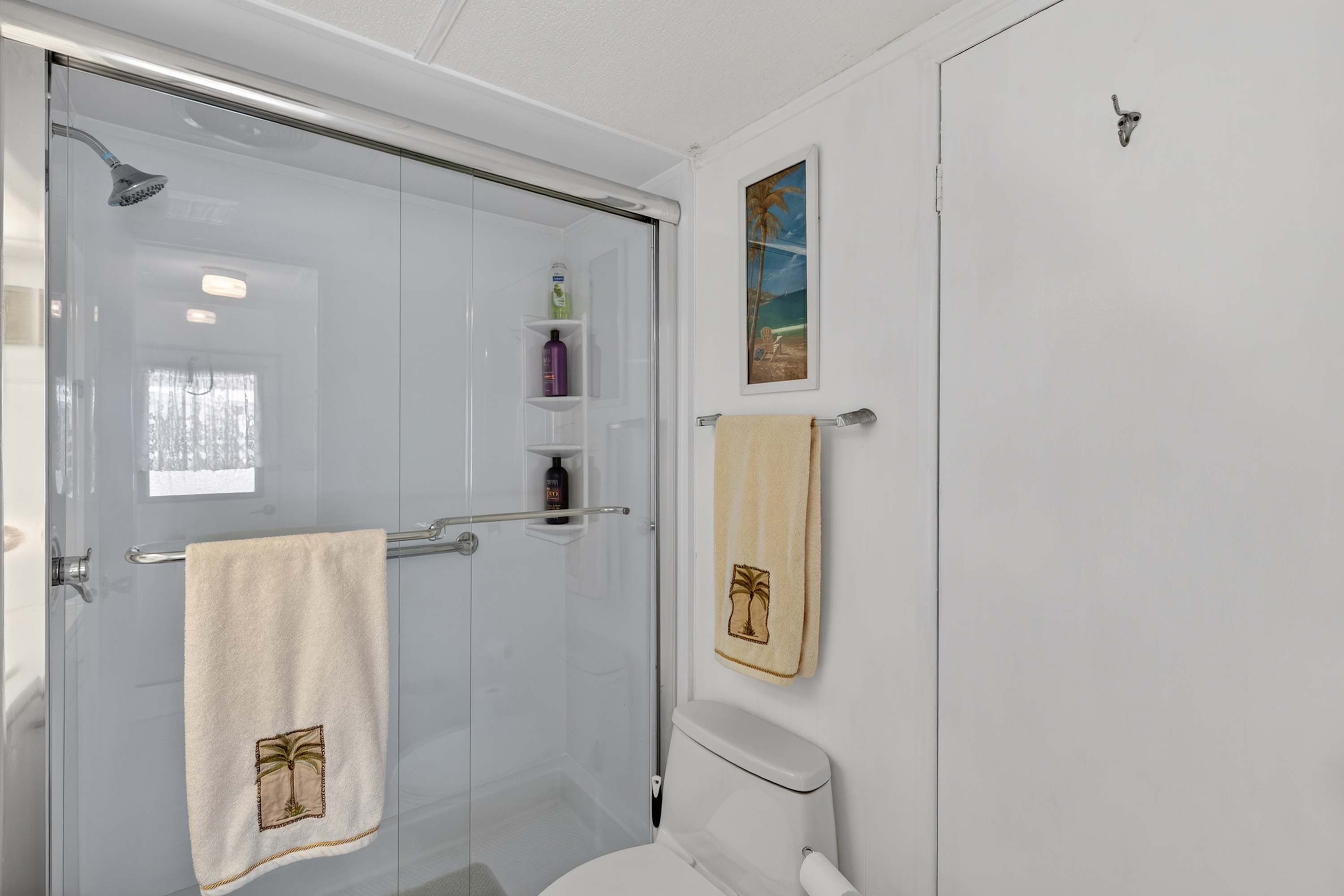 Charming Coastal Trailer Home with Private Parking - Foto 15
