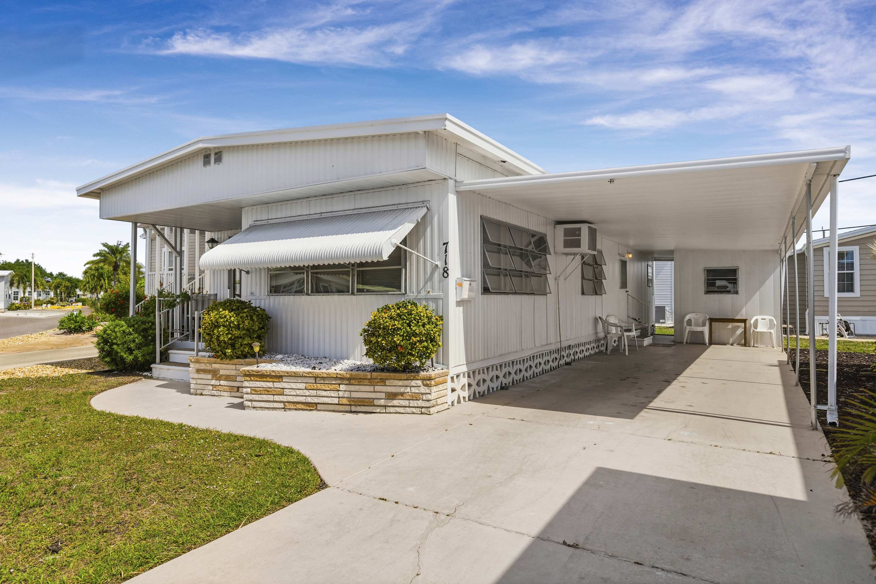 Charming Coastal Trailer Home with Private Parking - Foto 18