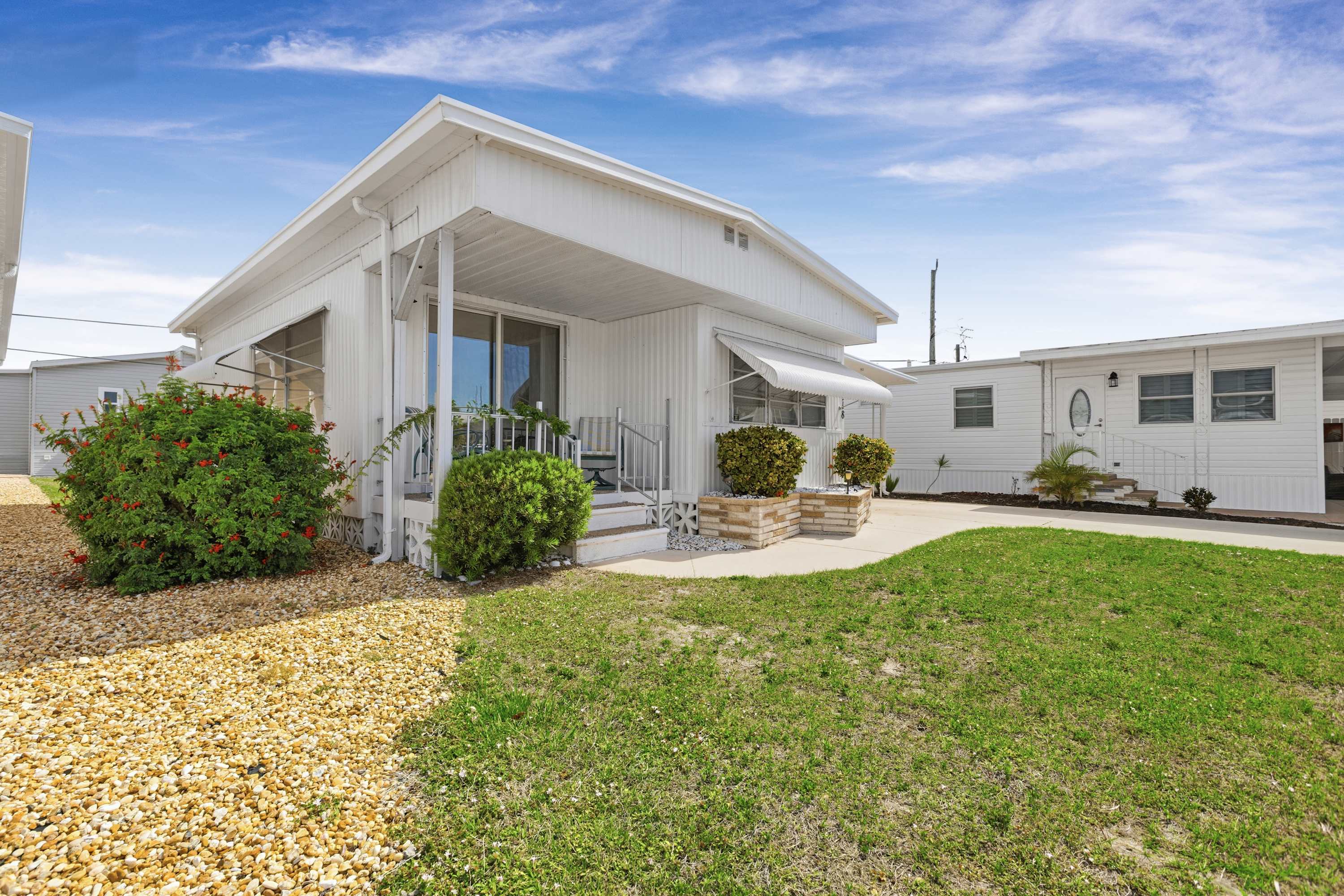 Charming Coastal Trailer Home with Private Parking - Foto 17